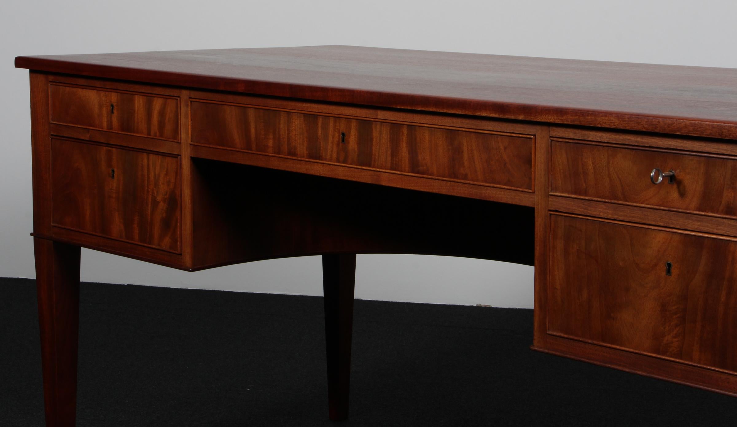 Metà XX secolo Frits Henningsen writing desk in mahogany, 1940's in vendita
