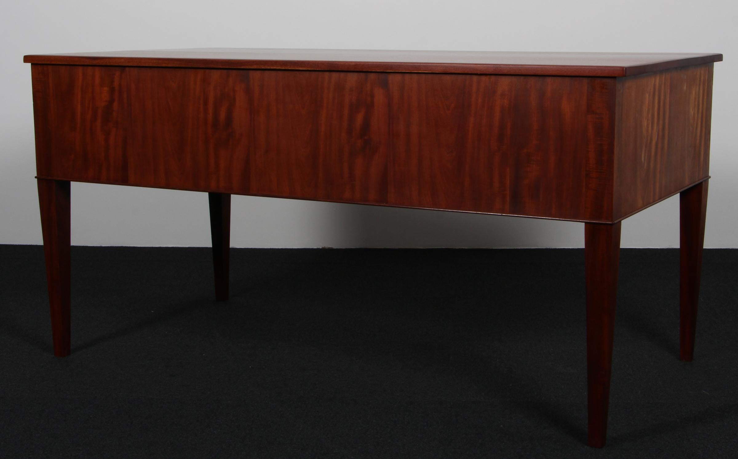 Frits Henningsen writing desk in mahogany, 1940's in vendita 1
