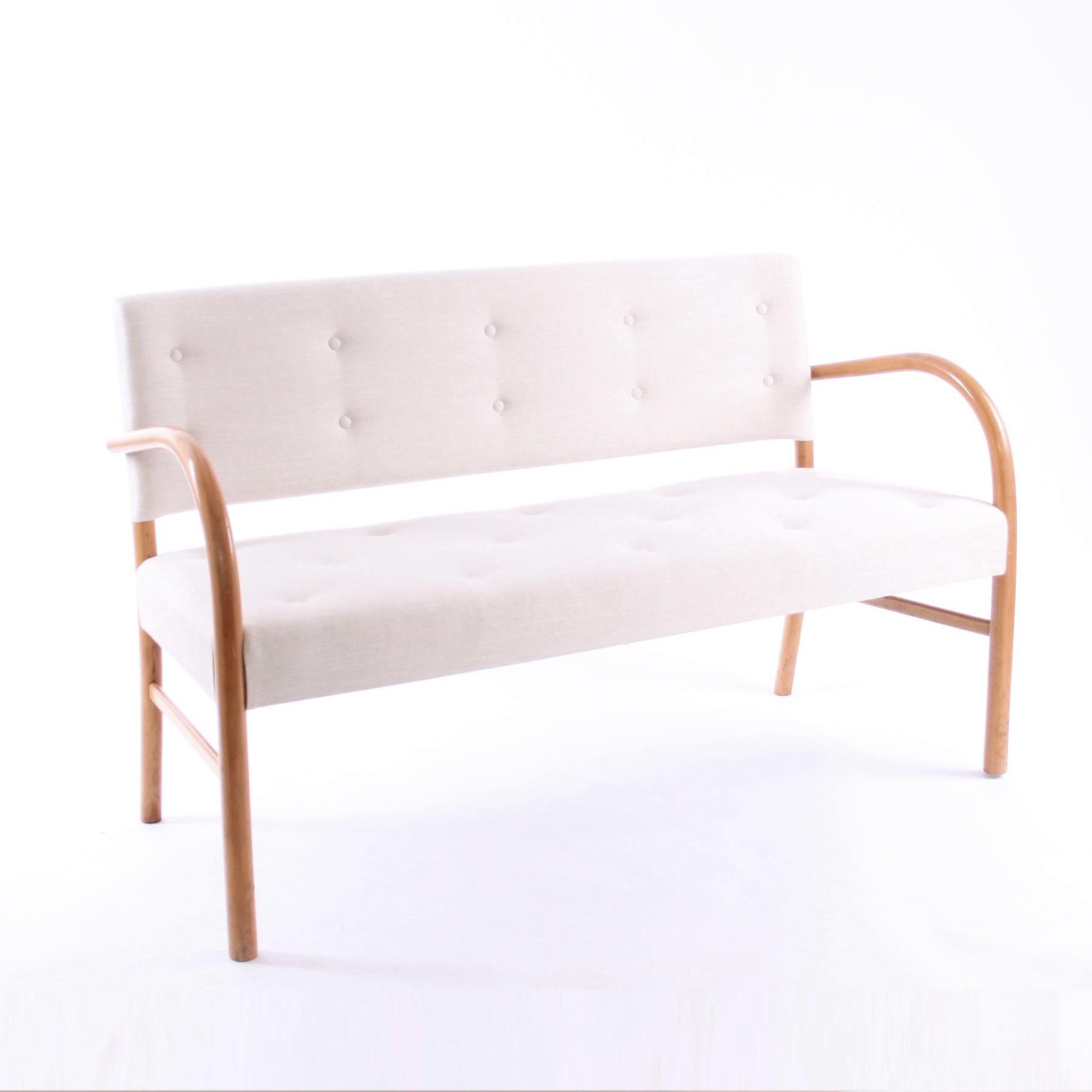 FRITS SCHLEGEL & FRITZ HANSEN - SCANDINAVIAN MODERN

A beautiful and rare sofa bench by Frits Schlegel and manufactured by Fritz Hansen, 1940, with maker's brass plaque and paper label.

The sofa bench is with moulded beech frame and seat and back