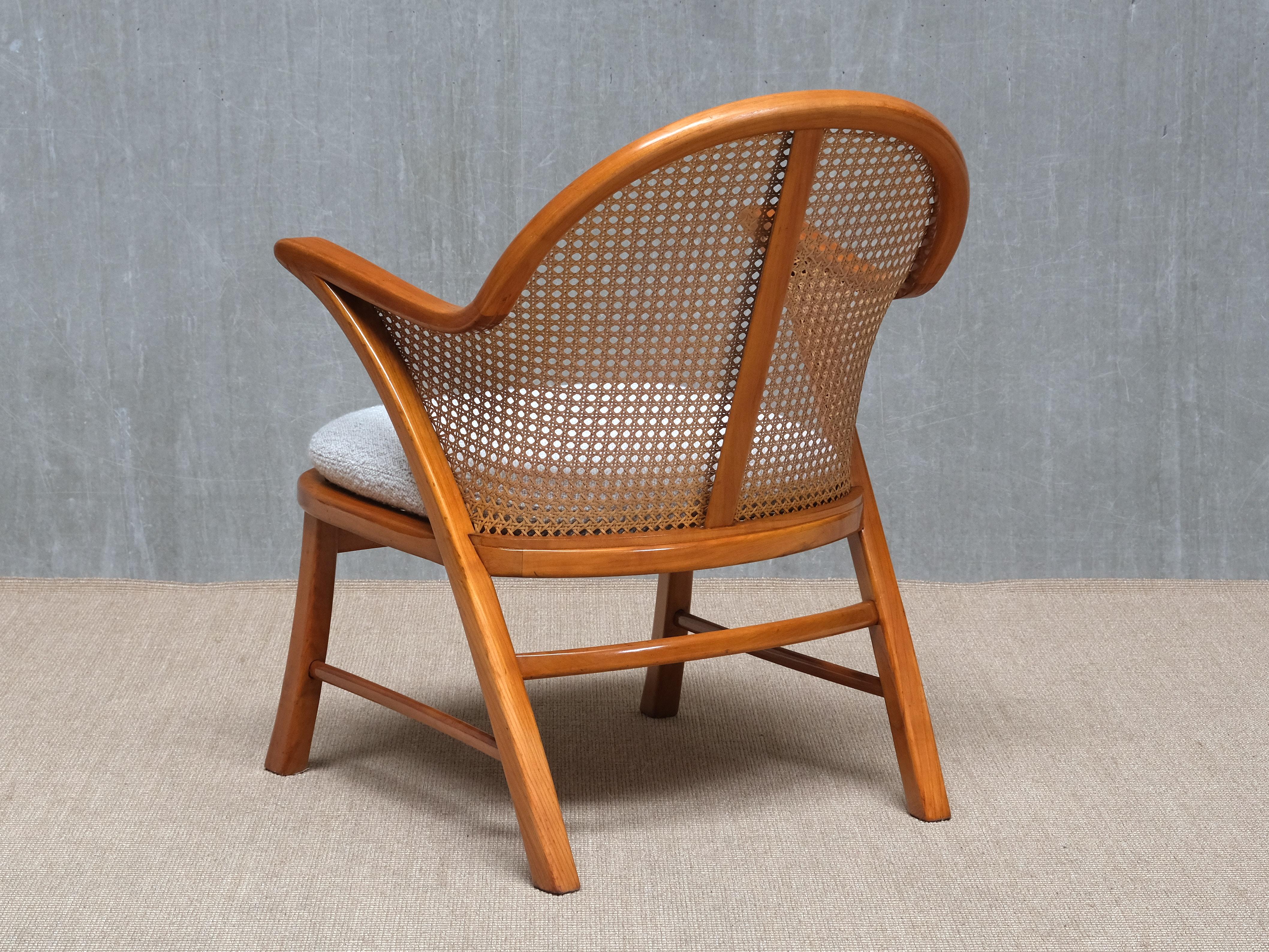 Frits Schlegel Attributed Armchair in Walnut, Cane and Bouclé, Denmark, 1940s en venta 3