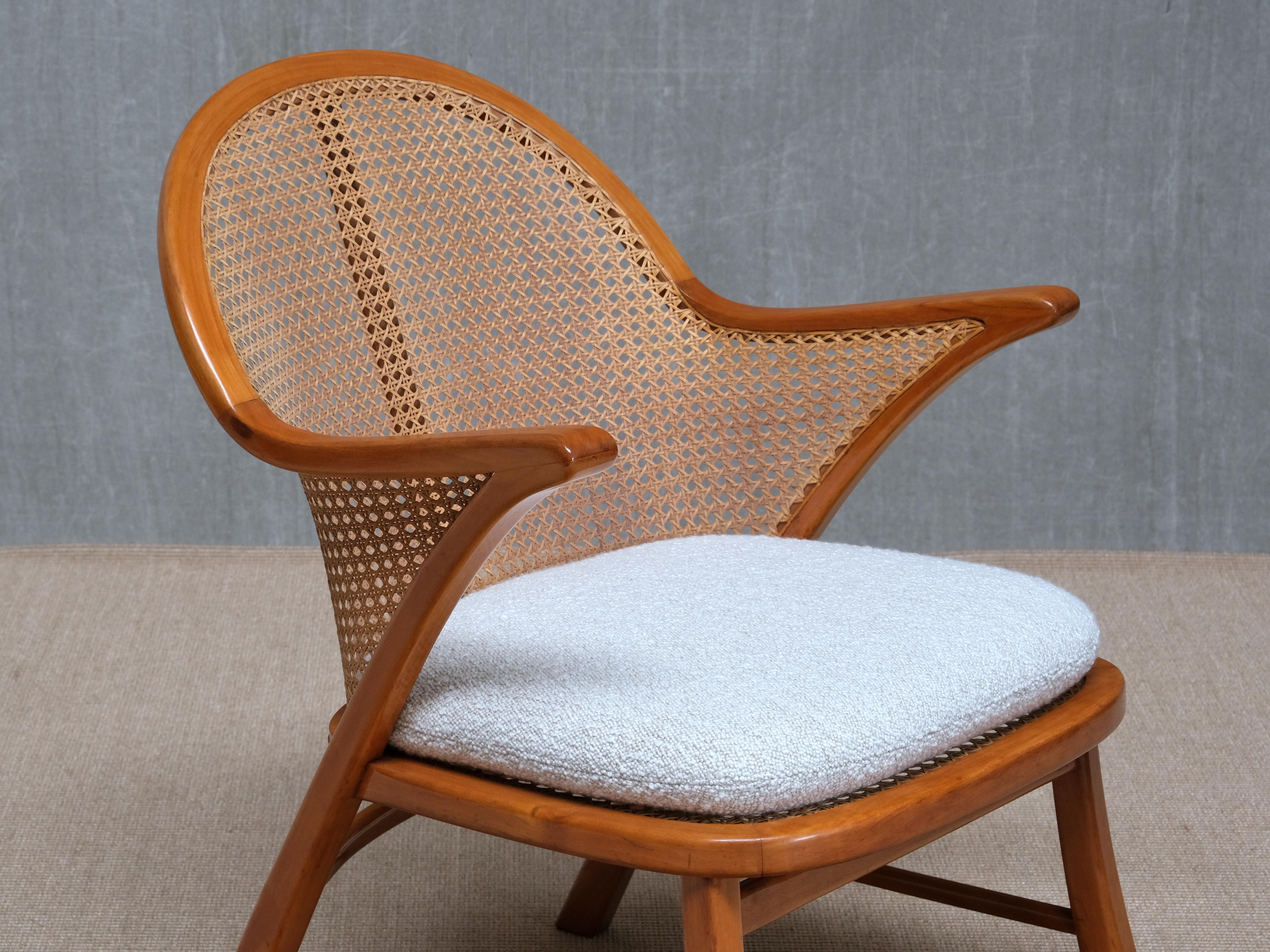 Frits Schlegel Attributed Armchair in Walnut, Cane and Bouclé, Denmark, 1940s en Bueno estado para la venta en The Hague, NL