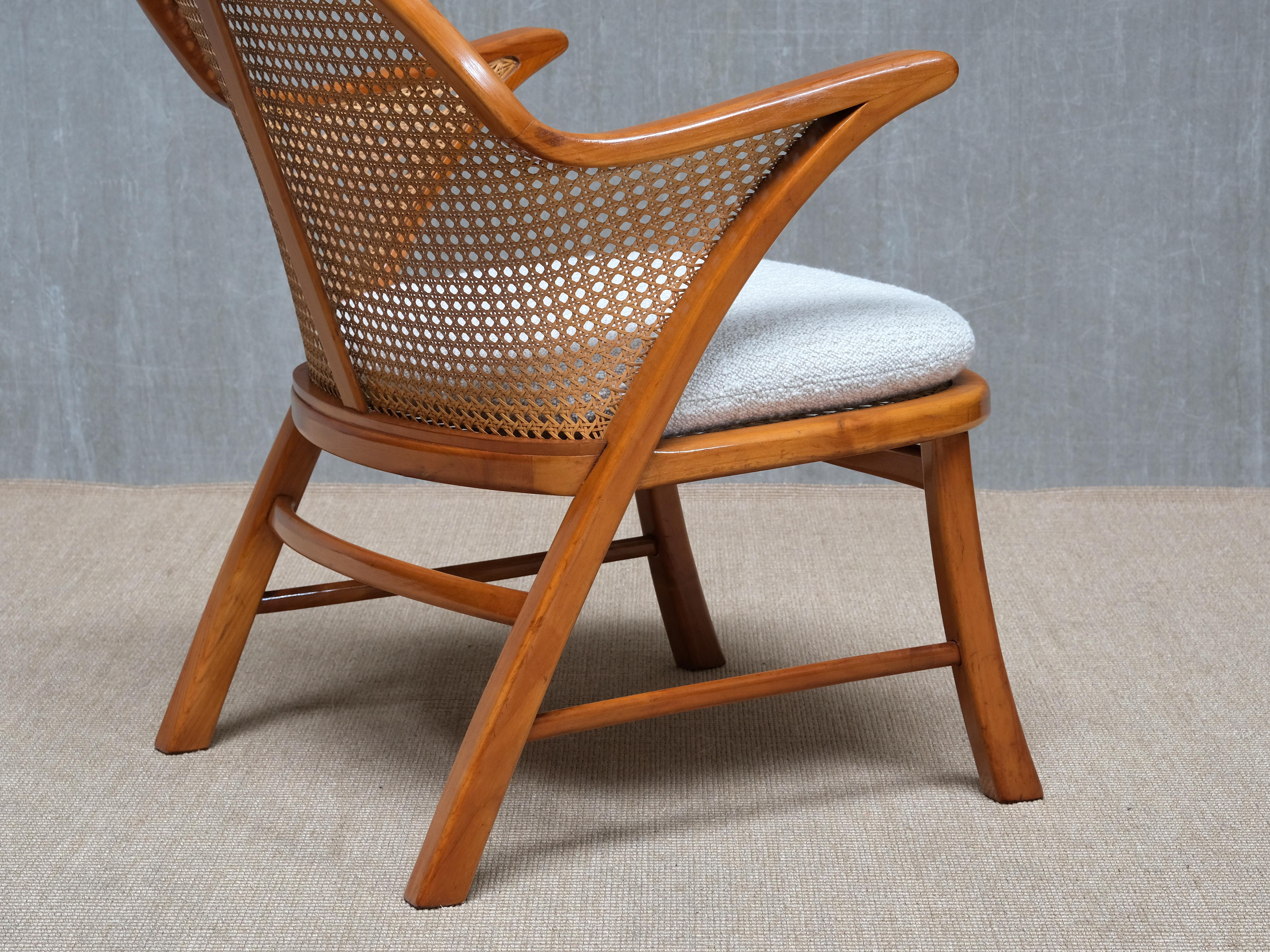 Frits Schlegel Attributed Armchair in Walnut, Cane and Bouclé, Denmark, 1940s en venta 2
