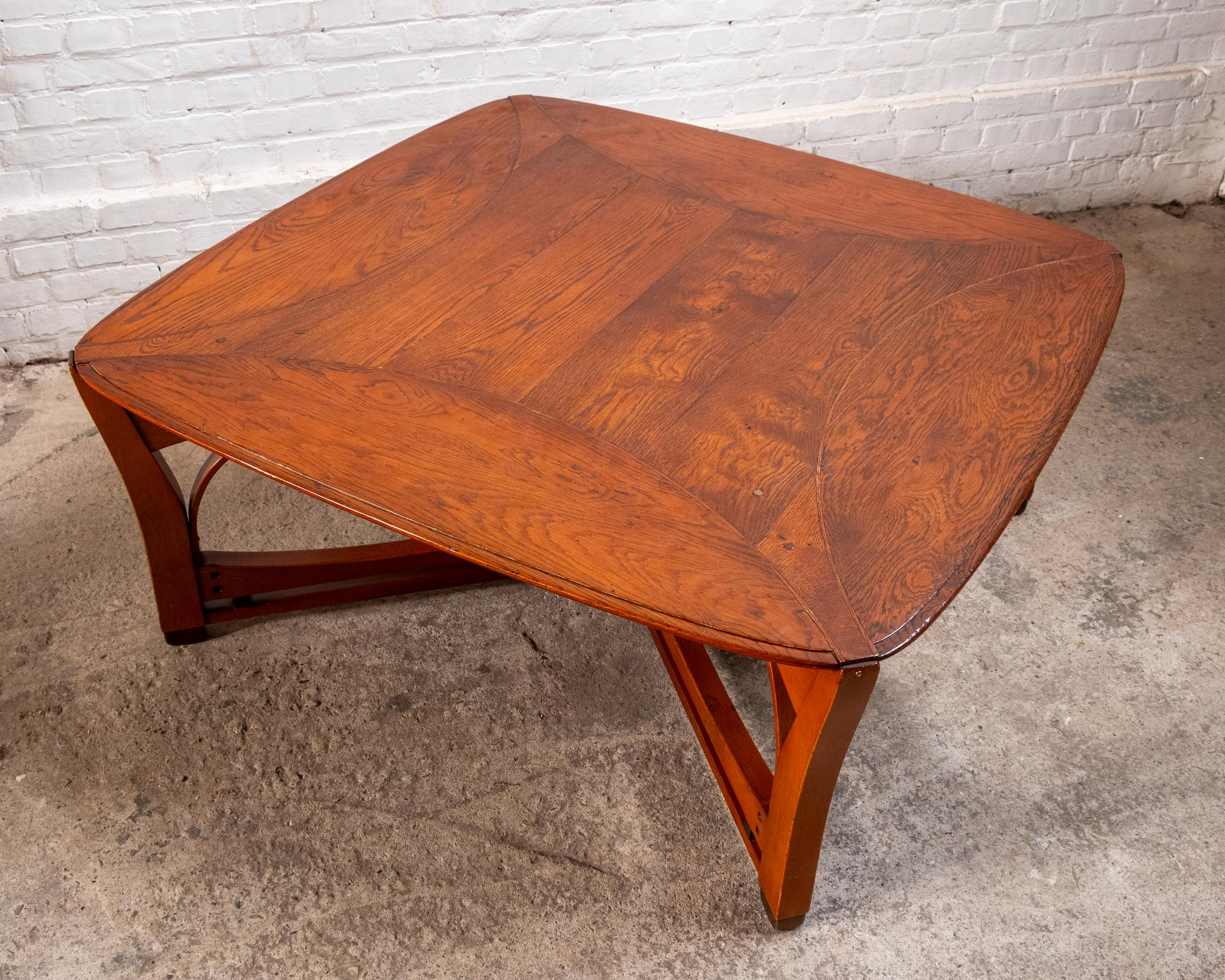 Mesa baja vintage Frits Schuitema Jugendstil; una impresionante mezcla de artesanía y diseño artístico. Inspirada en las formas orgánicas del movimiento Jugendstil, esta mesa presenta líneas elegantes y fluidas e intrincados detalles que recuerdan