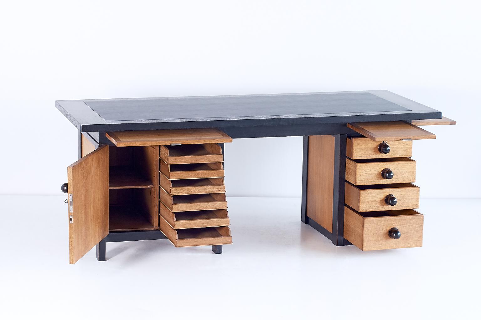 Frits Spanjaard Important Asymmetrical Desk in Oak and Macassar Ebony, 1932 In Good Condition For Sale In The Hague, NL