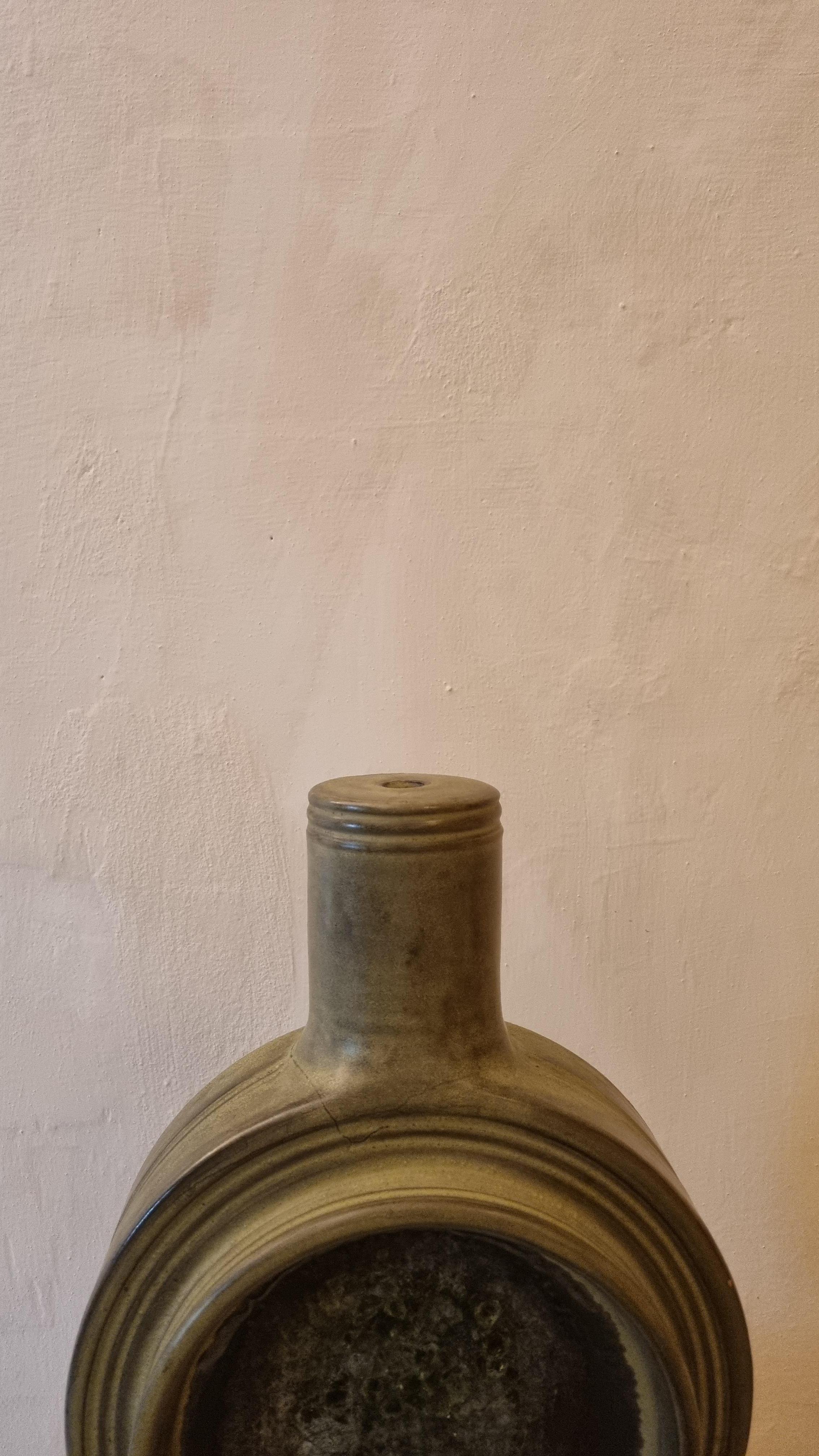 Fritte Porte-lampe en céramique d'Aldo Londi pour Ceramiche Bitossi Montelupo, 1964 .
Céramique émaillée, décor pictural vert.
Ce modèle rare de la série Fritte a été produit en série limitée à seulement 35 exemplaires, 
un modèle similaire a été