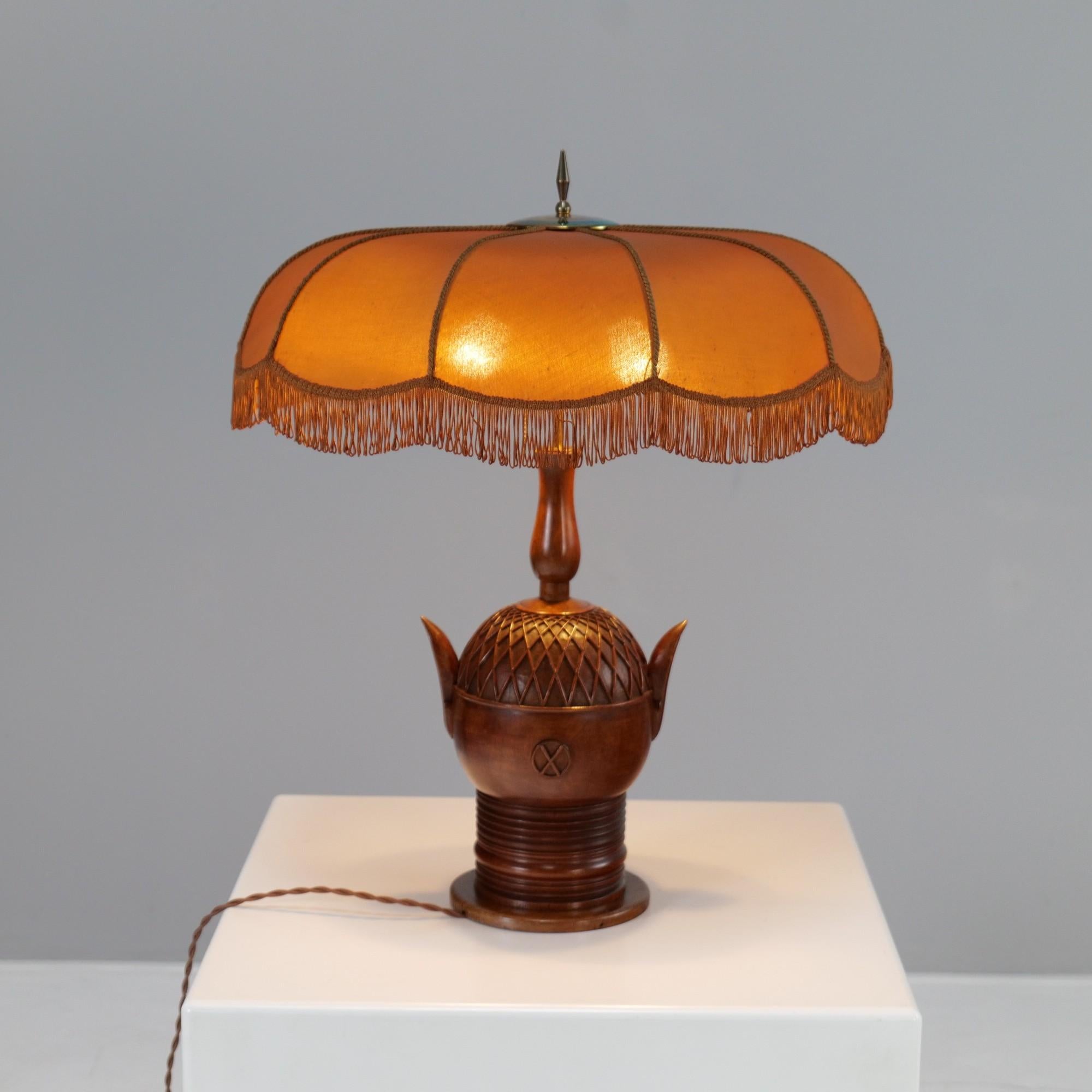 An extremely rare table lamp by Fritz August Breuhaus de Groot for Mikado Werkstätten A.-G. Bonn.
The lamp stem is turned and carved from walnut.
Fritz August Breuhaus de Groot was probably inspired by the Oba bronzes from Benin exhibited in the