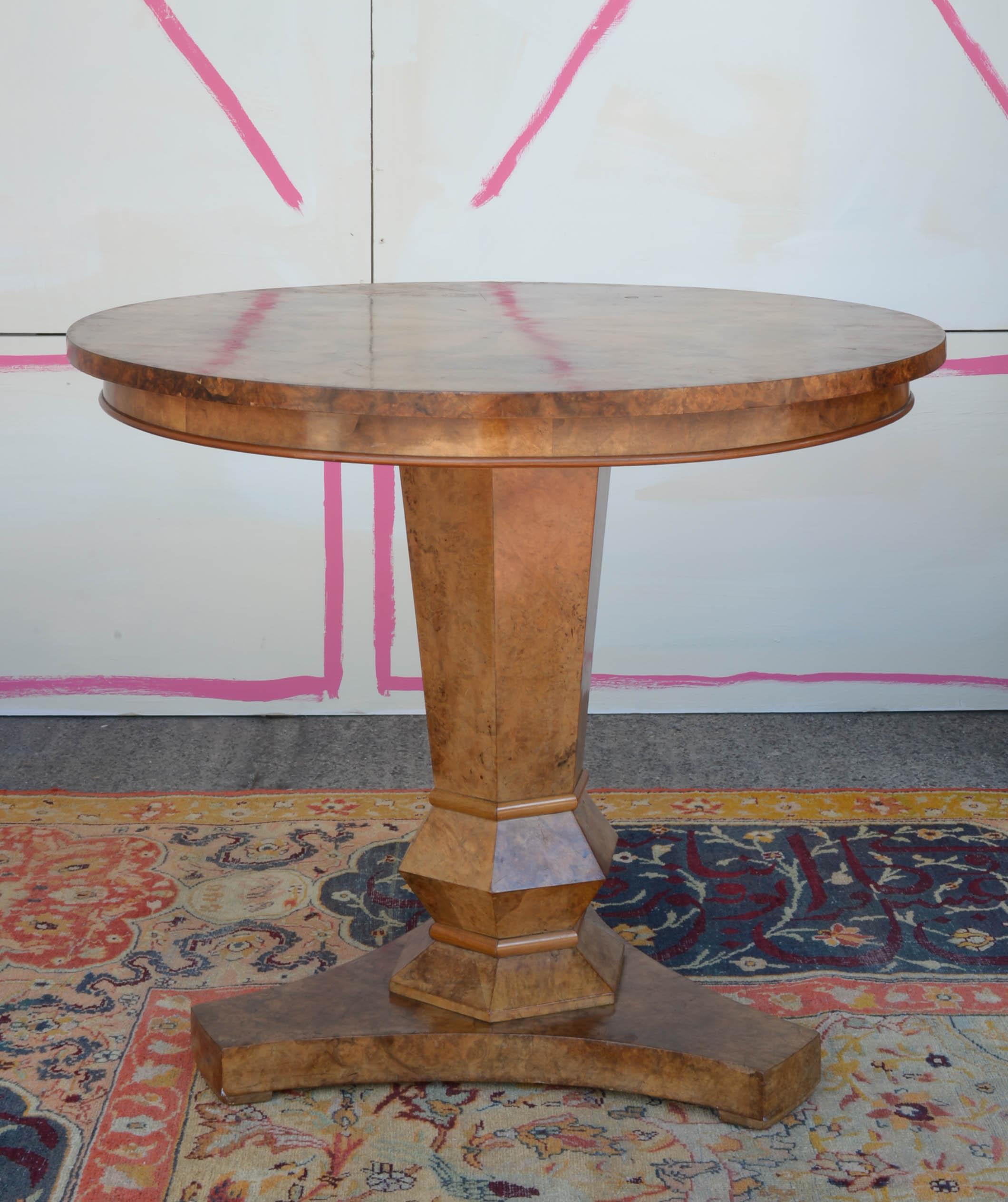 Cette rare table centrale expressionniste, conçue par Fritz August Breuhaus, a été fabriquée par H. Hömig de Hönningen en Allemagne de l'Ouest. Il est plaqué en noyer ronce et comporte neuf tiroirs. Ce modèle a été exposé à l'origine lors de