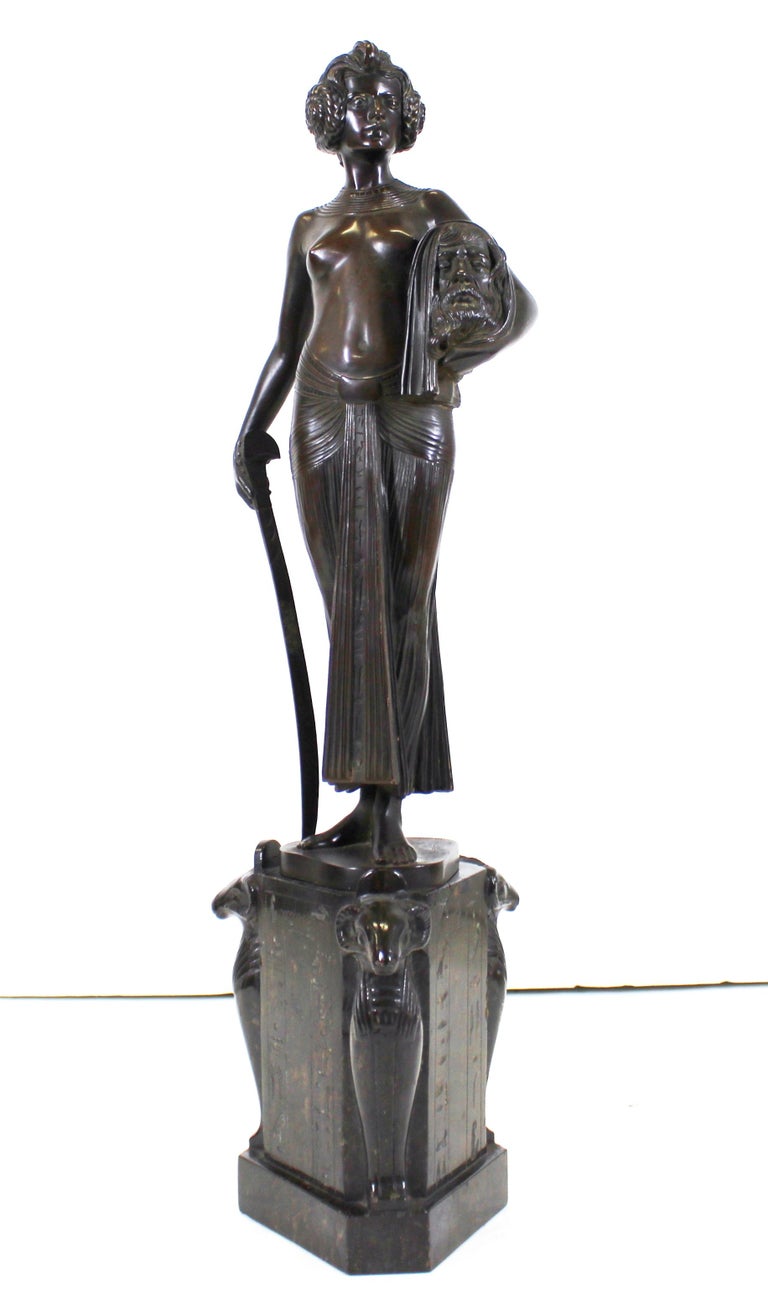 Sculpture en bronze « Judith » de Fritz Christ, style Jugendstil allemand,  sur socle en marbre En vente sur 1stDibs