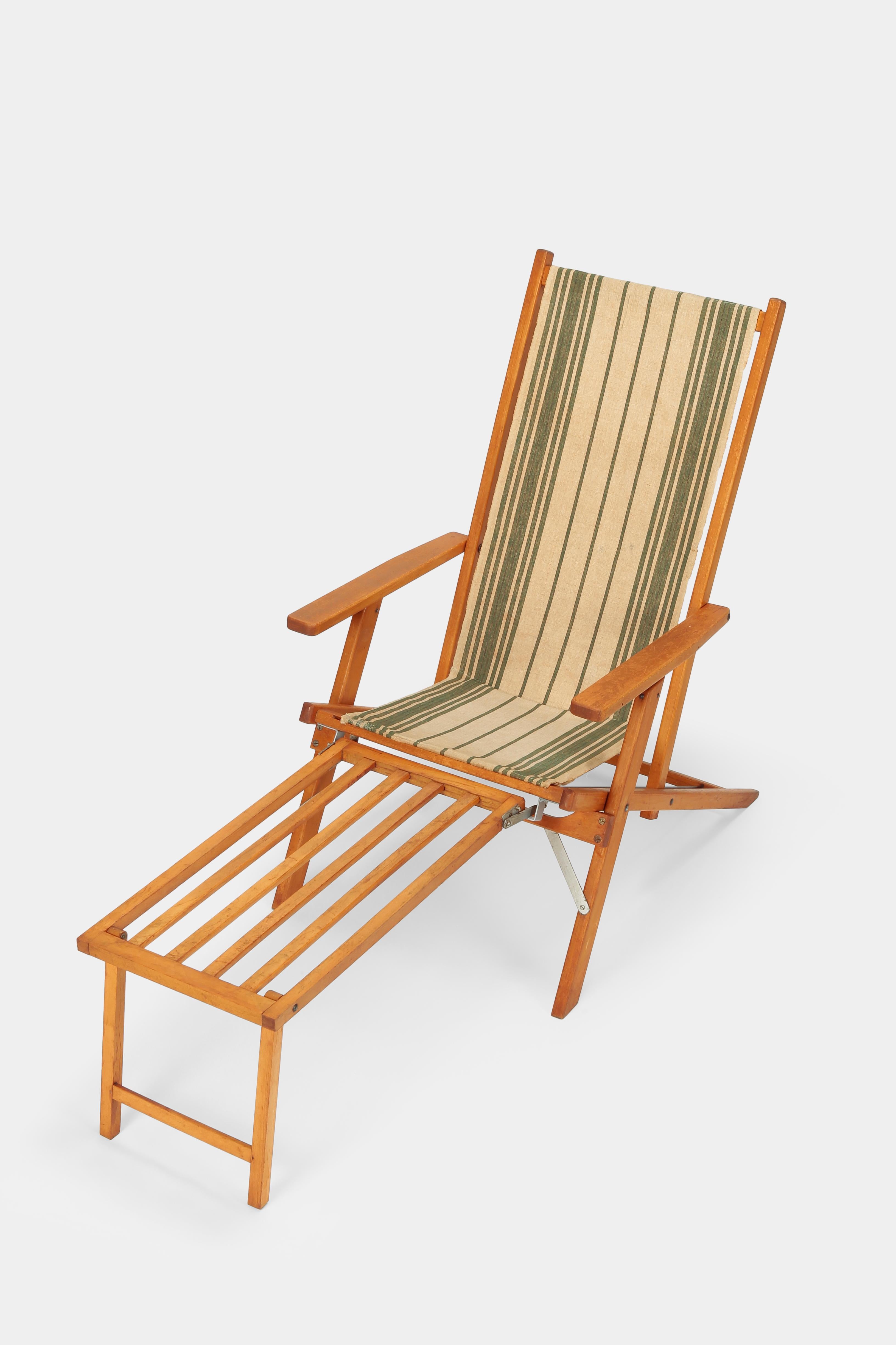 Fritz Fahrner folding chair manufactured in the 1930s in Switzerland. Very rare folding chair made of beech wood and linen. The armchair has a special folding mechanism and can therefore be adjusted in various positions and even serves as a