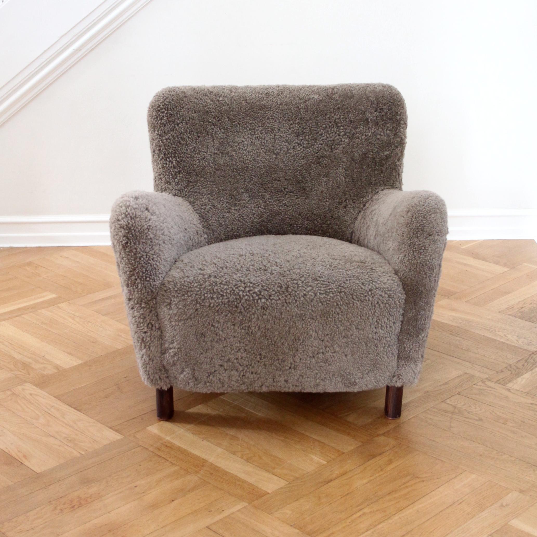 FRITZ HANSEN & MID-CENTURY MODERN

A beautiful Fritz Hansen easy chair, model 1669, 1930s.

Sculptural and comfortable armchair upholstered in brown sheepskin with cognac coloured buttons and legs of stained beech.

A beautiful decorative