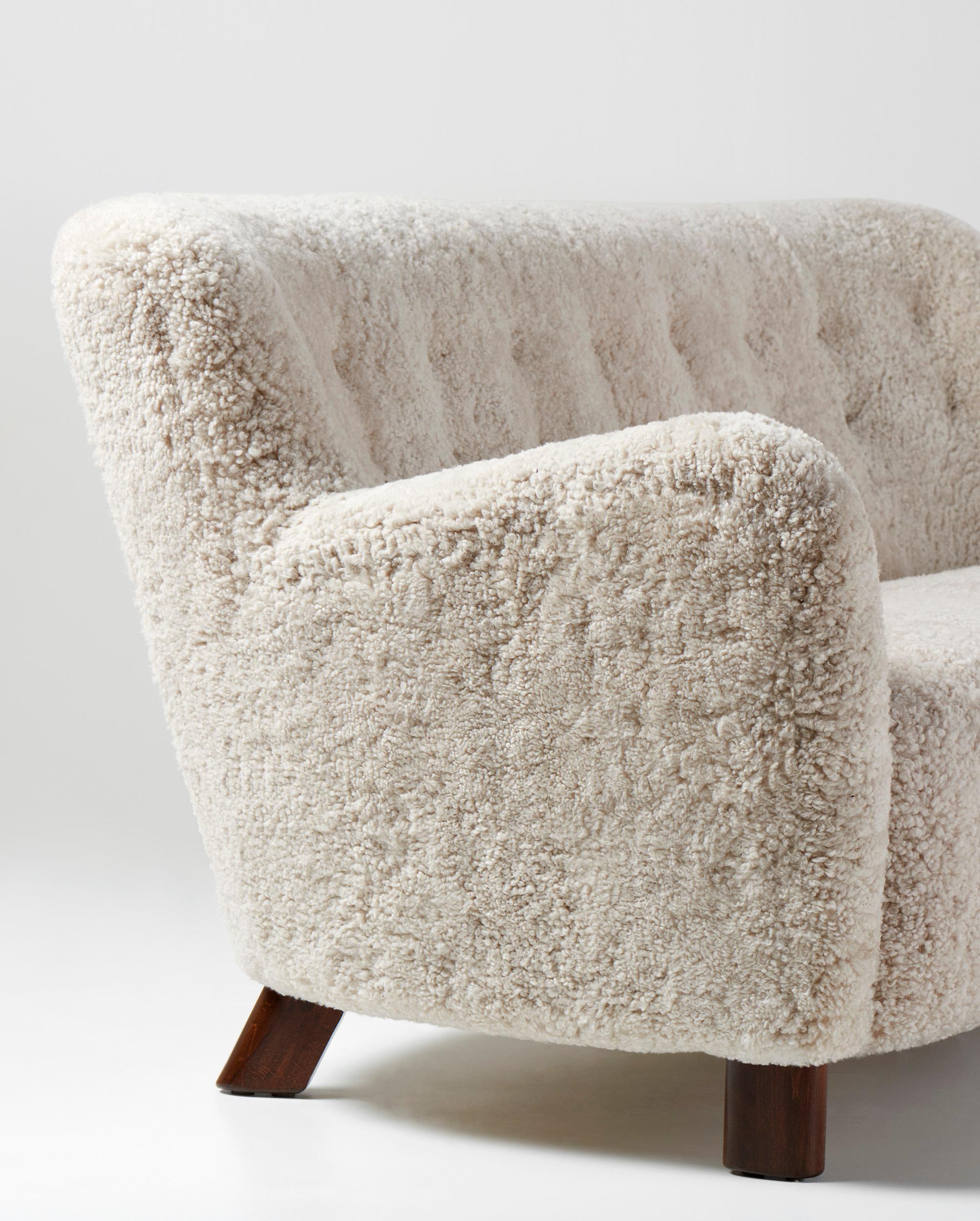Fritz Hansen 1669 Sheepskin Sofa c1940s In Excellent Condition For Sale In London, England