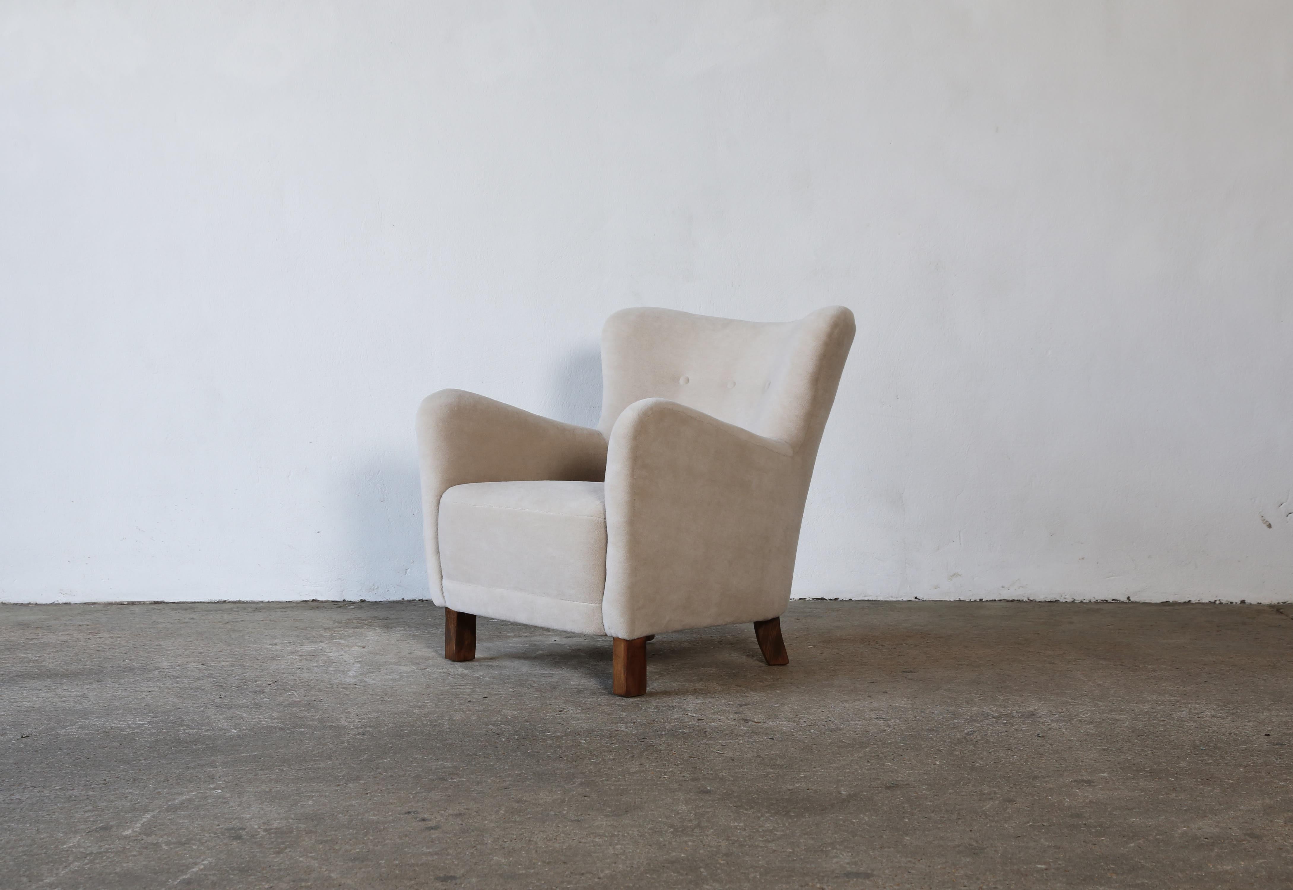 Fritz Hansen 1669 Variant Armchair, Reupholstered in Pure Alpaca, Denmark, 1940s. Newly upholstered in a premium, soft, ivory pure alpaca wool.
  


