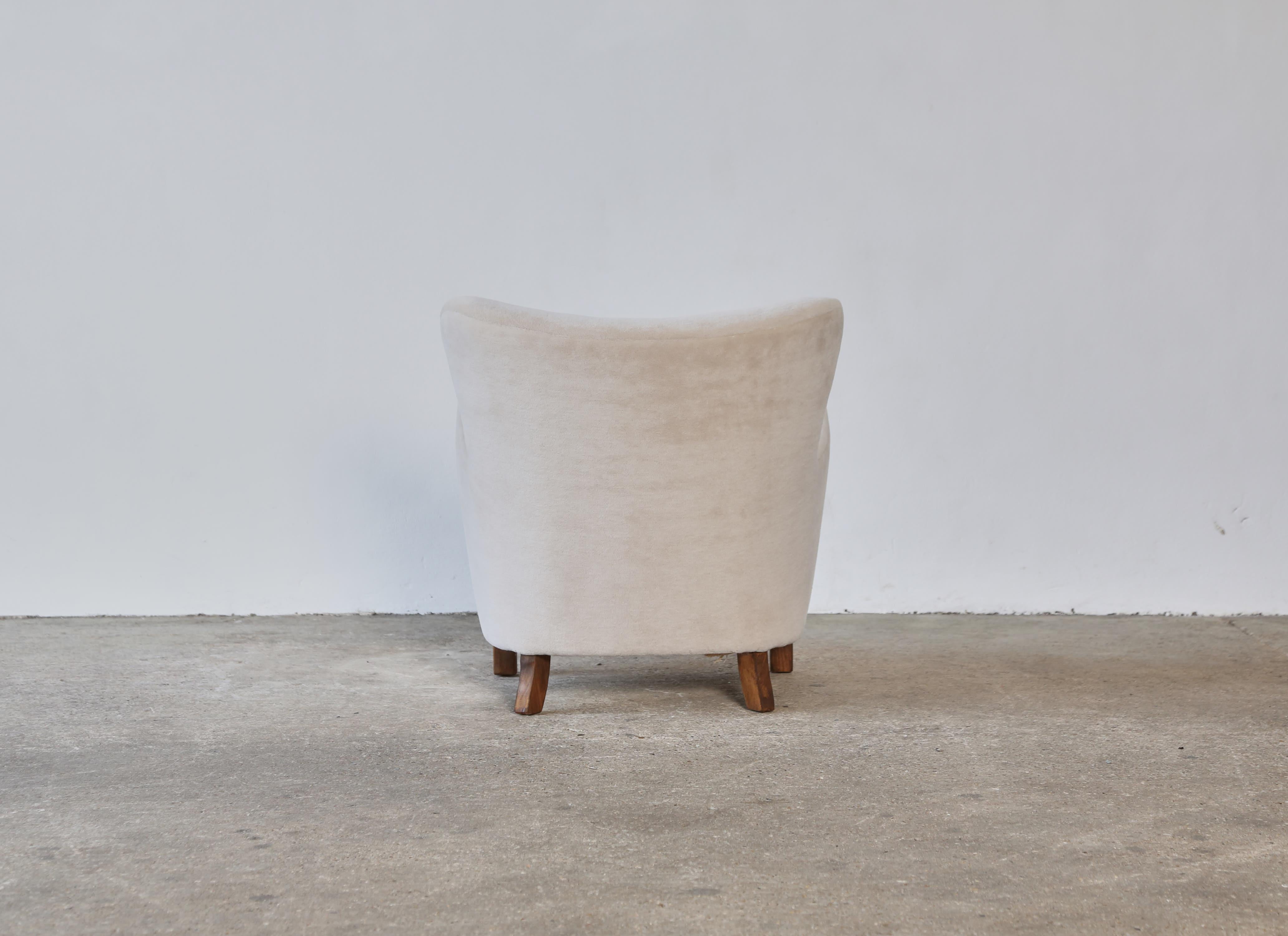 Fritz Hansen 1669 Variant Armchair, Reupholstered in Pure Alpaca, Denmark, 1940s In Good Condition In LEWES, GB