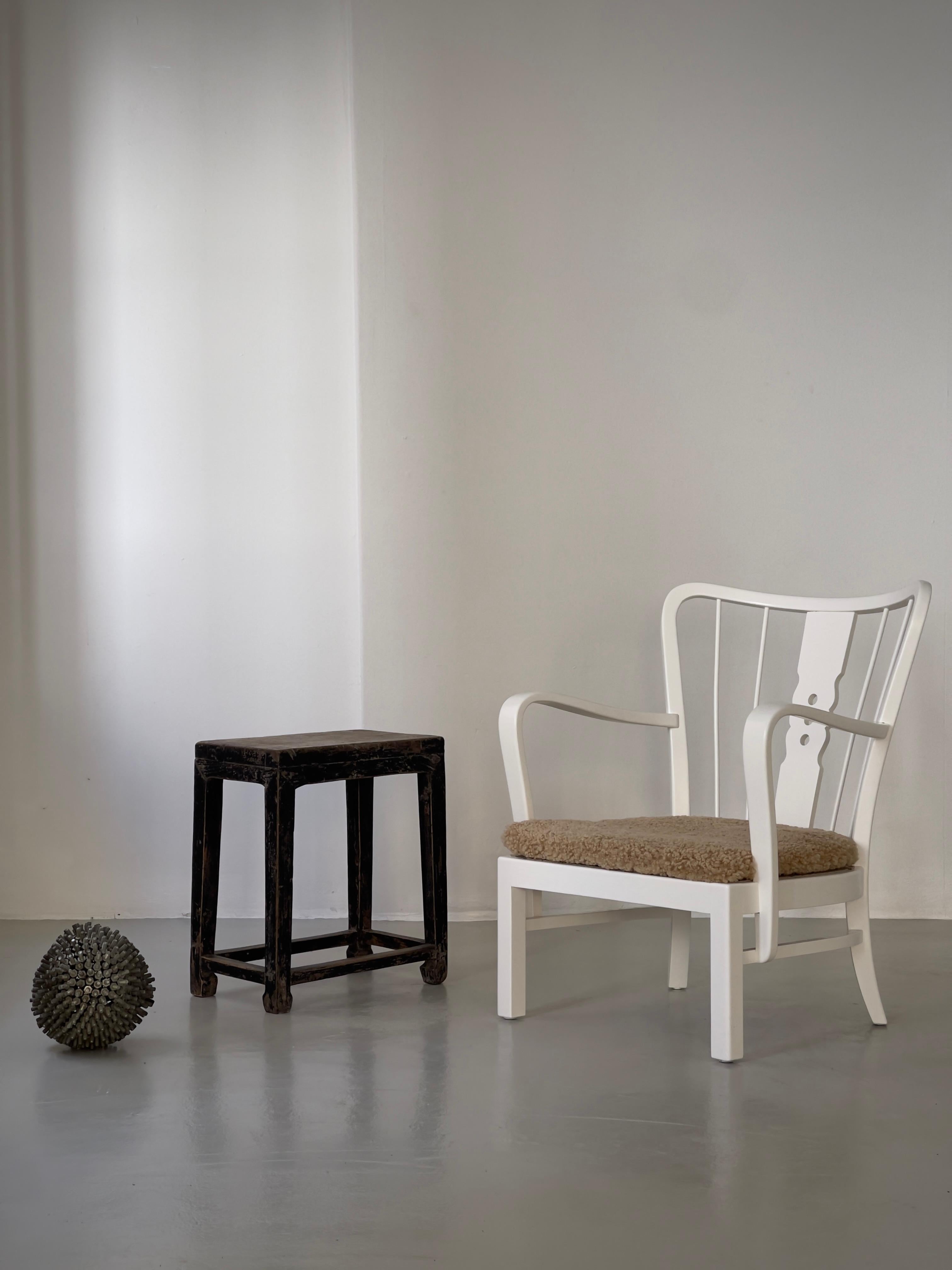 Fritz Hansen 1930s Pair of danish arm chairs in matte white paint and sheepskin For Sale 6