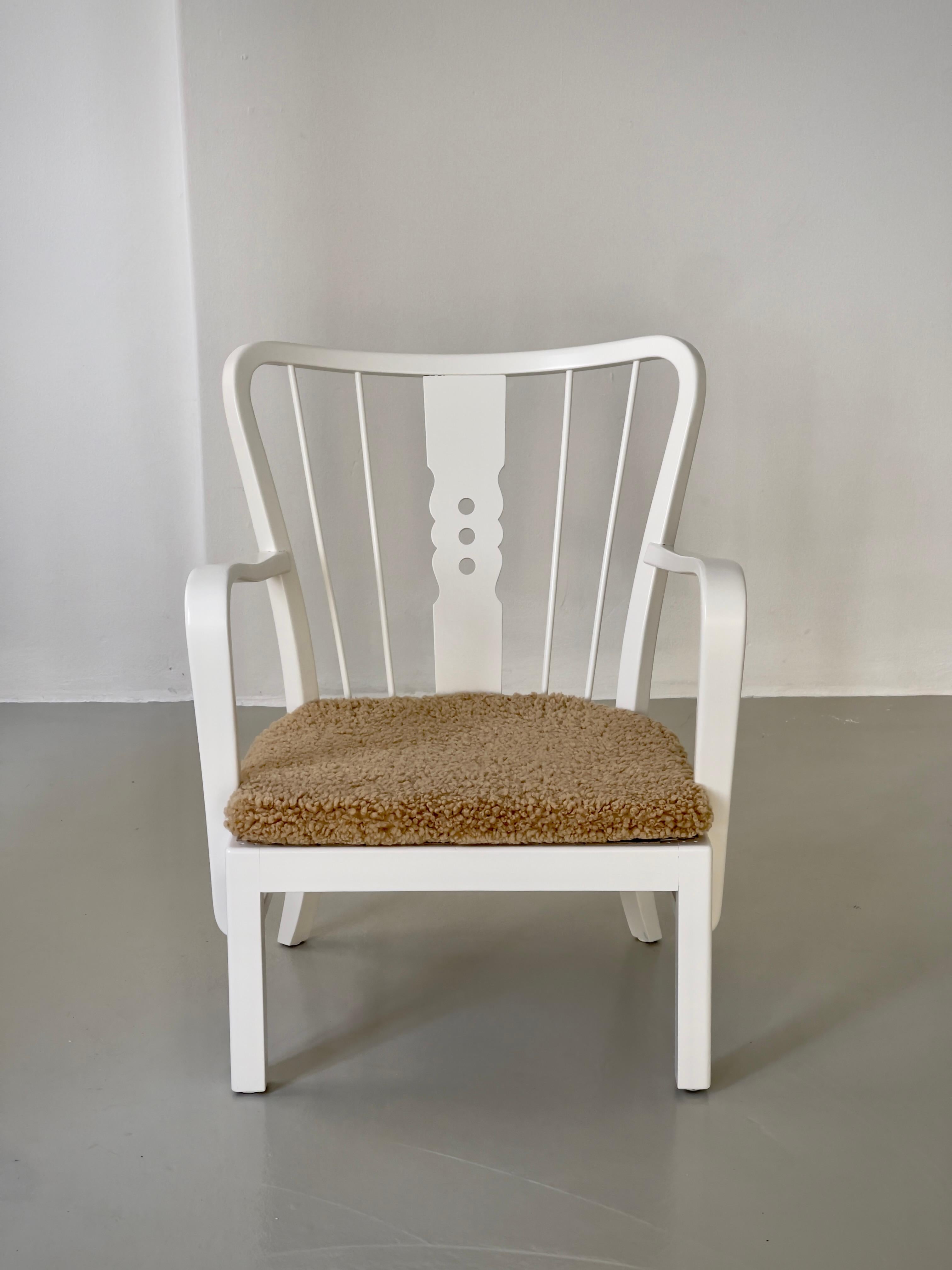 Fritz Hansen 1930s Pair of danish arm chairs in matte white paint and sheepskin For Sale 7