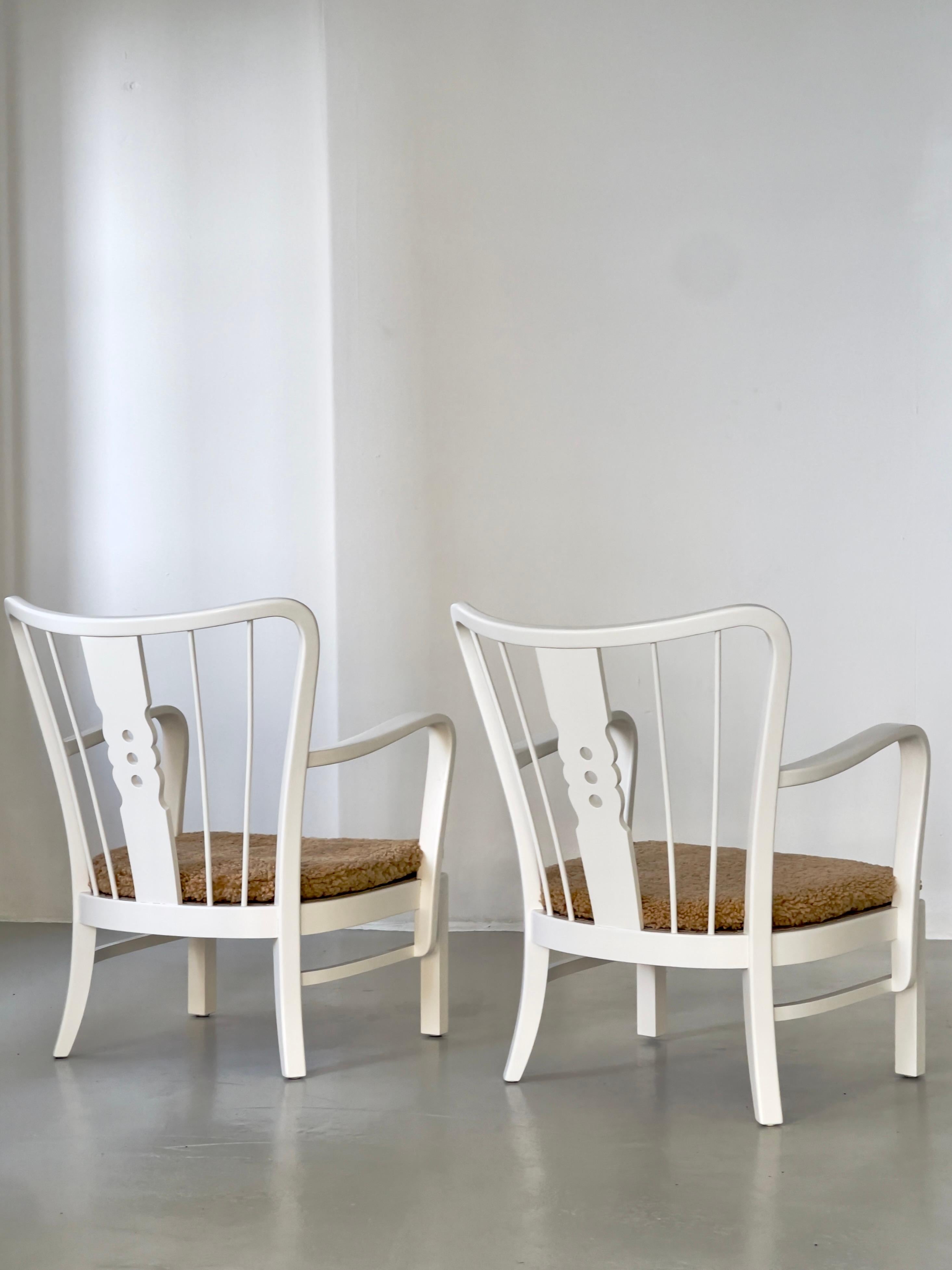 Fritz Hansen 1930s Pair of danish arm chairs in matte white paint and sheepskin For Sale 9