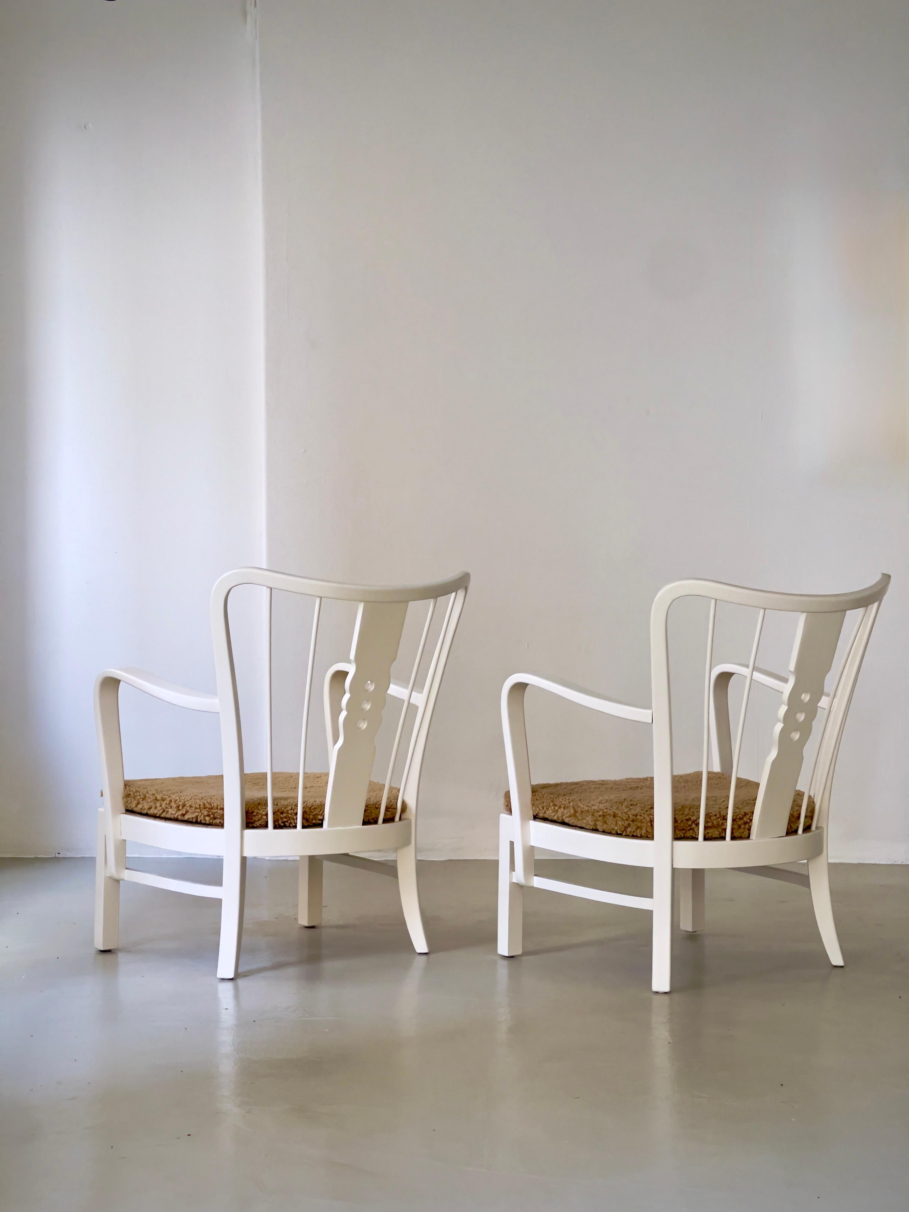 Danish Fritz Hansen 1930s Pair of danish arm chairs in matte white paint and sheepskin For Sale