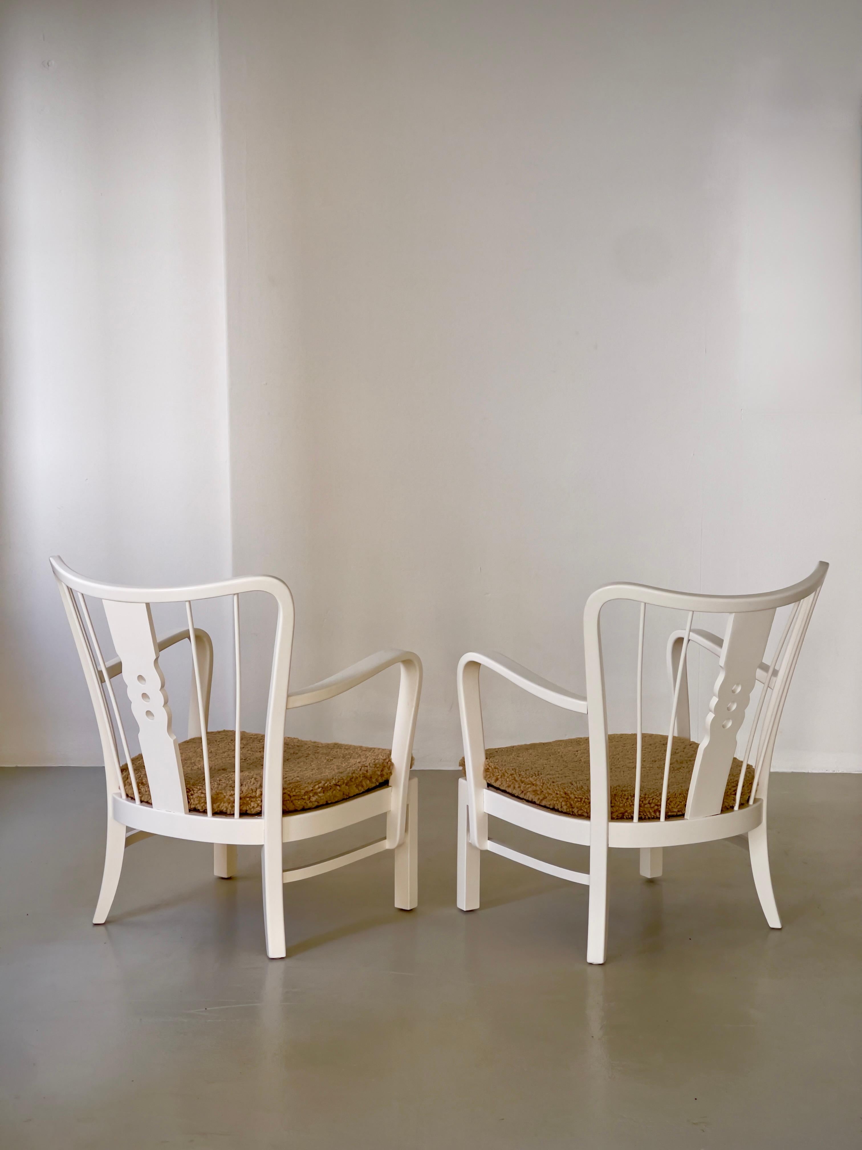 Fritz Hansen 1930s Pair of danish arm chairs in matte white paint and sheepskin For Sale 8