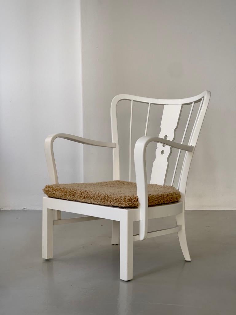 Fritz Hansen 1930s Pair of danish arm chairs in matte white paint and sheepskin In Good Condition For Sale In København K, 84