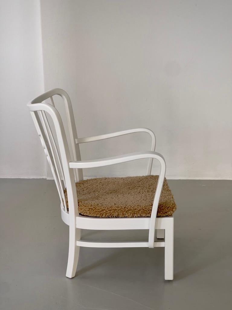 Mid-20th Century Fritz Hansen 1930s Pair of danish arm chairs in matte white paint and sheepskin For Sale