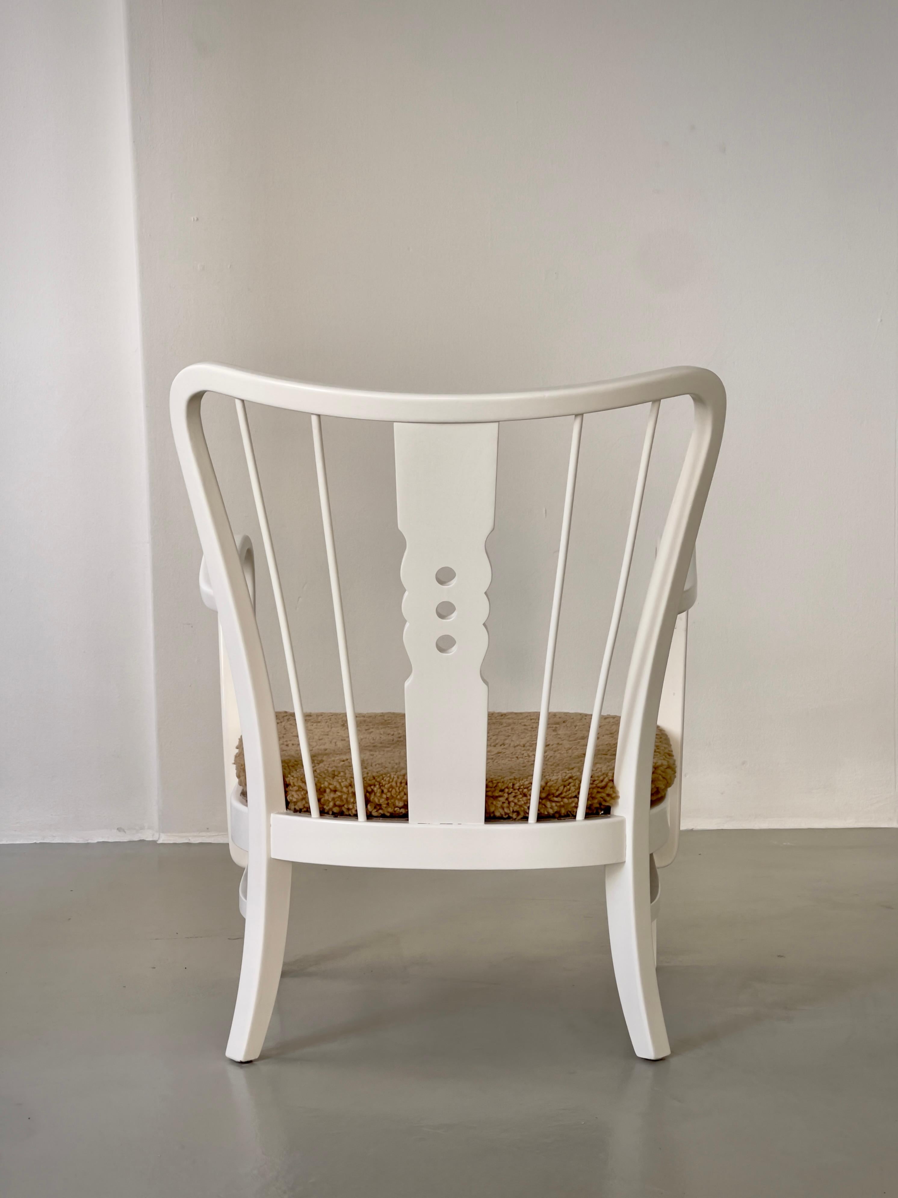 Elm Fritz Hansen 1930s Pair of danish arm chairs in matte white paint and sheepskin For Sale