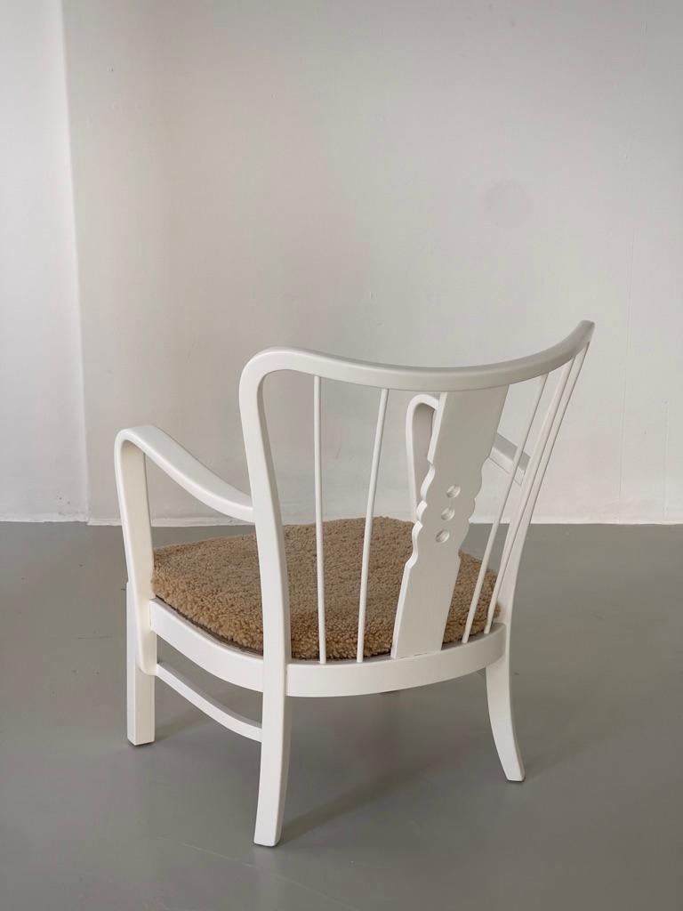 Fritz Hansen 1930s Pair of danish arm chairs in matte white paint and sheepskin For Sale 1