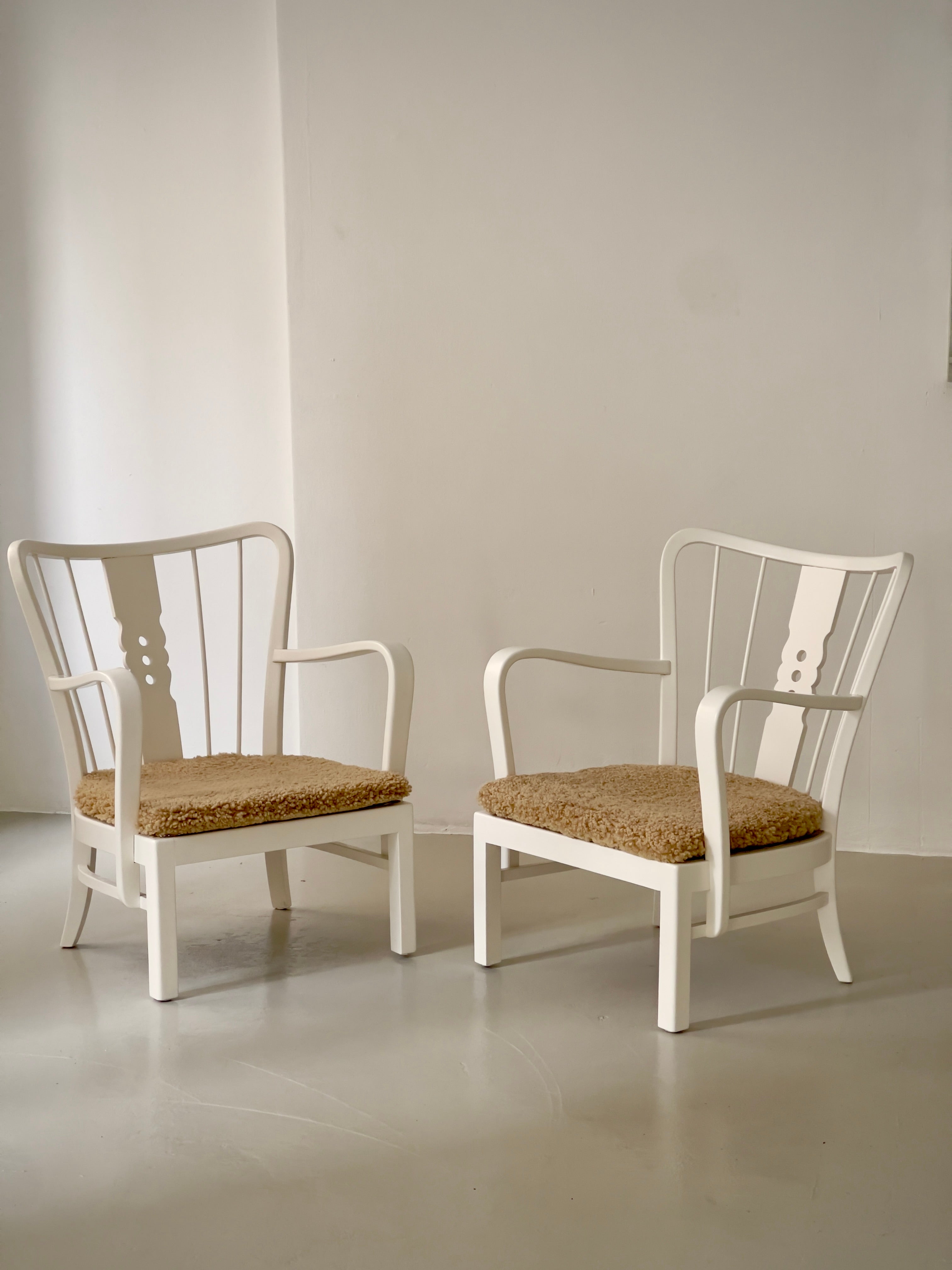 Fritz Hansen 1930s Pair of danish arm chairs in matte white paint and sheepskin For Sale 4