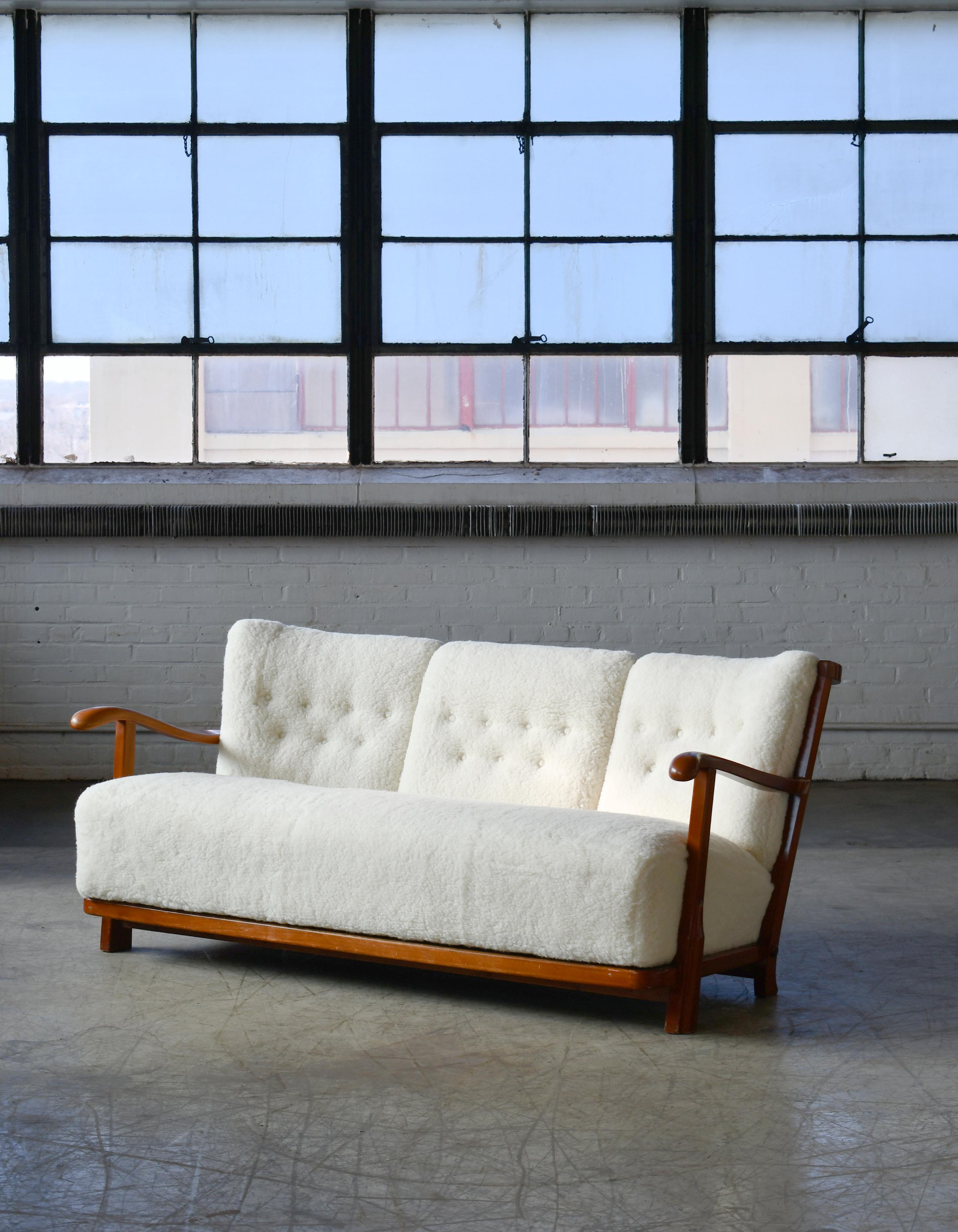Mid-Century Modern Fritz Hansen 1940s Model 1594 Spindle Back Sofa in Ivory Lambswool