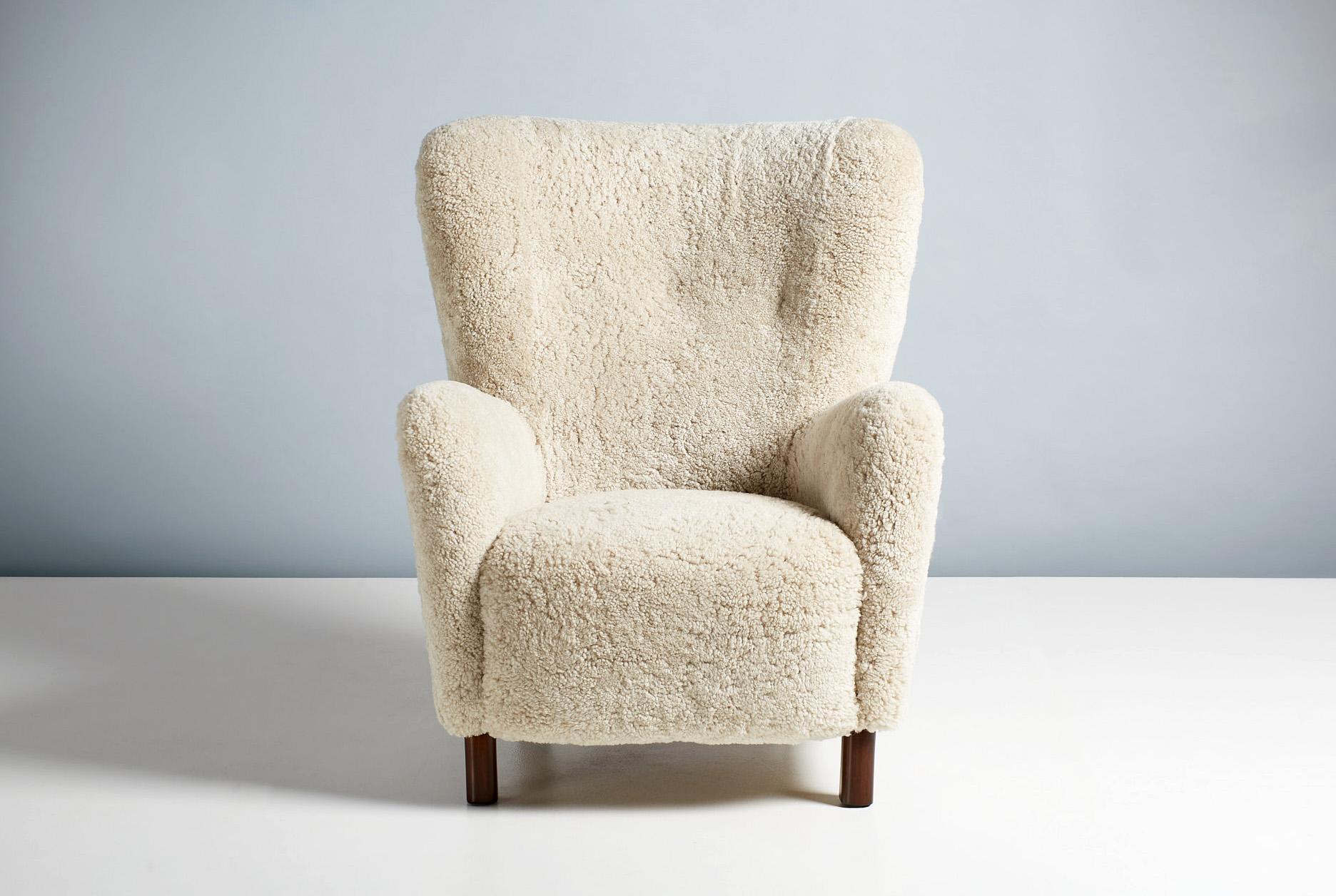 Chaise longue modèle 1664 produite par Fritz Hansen au Danemark dans les années 1940-1950. Ce modèle est similaire à l'emblématique fauteuil 1669 et présente un dossier légèrement plus haut. Les pieds sont en bois de hêtre teinté et la chaise a été