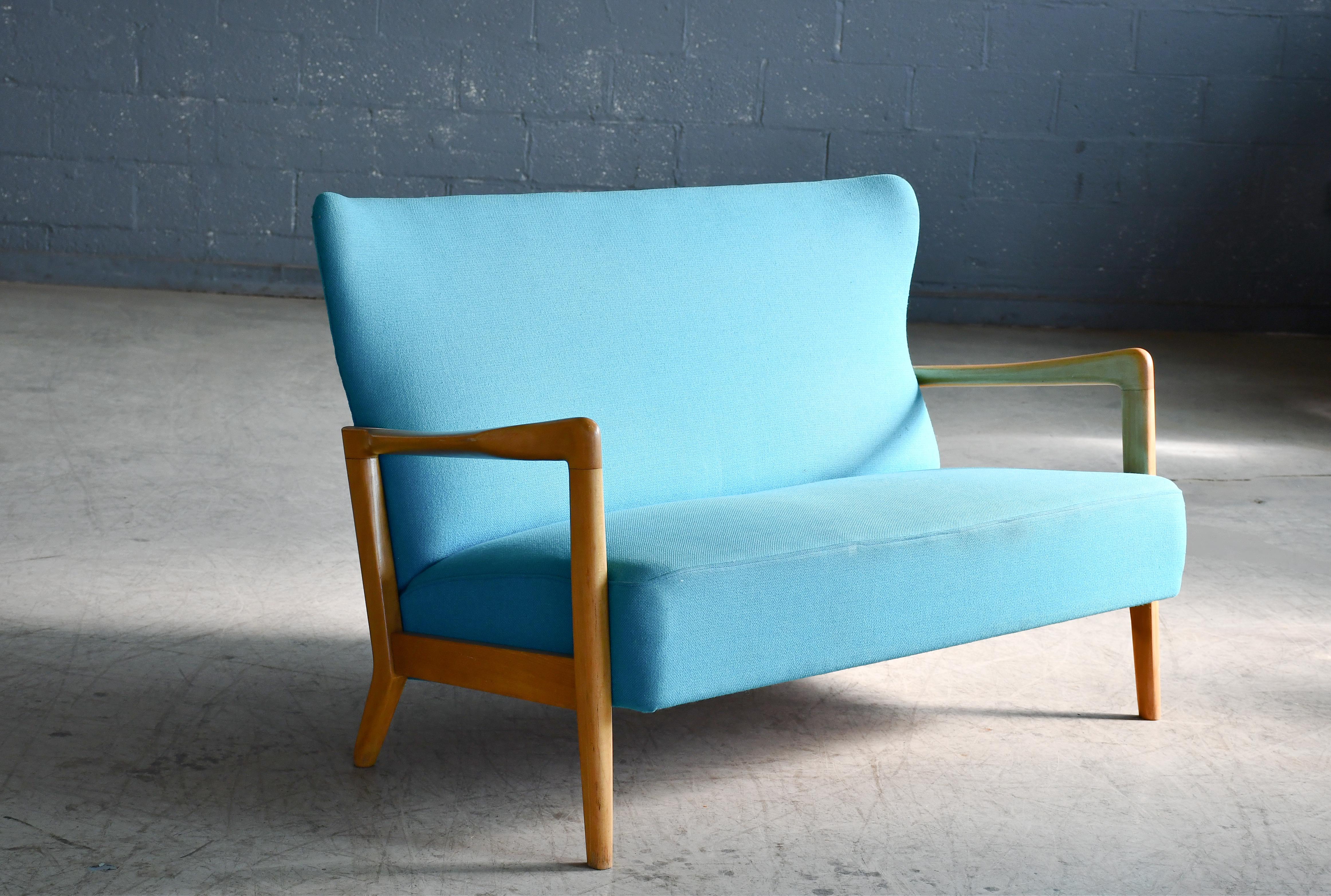 Fantastisches Fritz-Hansen-Sofa aus den 1940er Jahren, entworfen von Soren Hansen in dem für das Unternehmen charakteristischen Stil der offenen Armlehnen. Hergestellt aus gebeiztem Buchenholz in einer tollen blonden Farbe und mit Spiralfedern in
