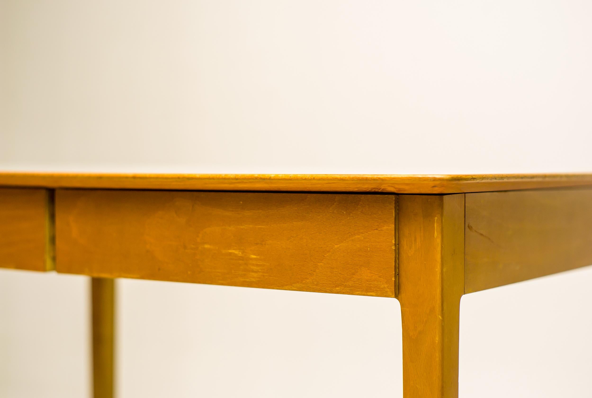 Fritz Hansen 1950s Small Maple Desk with Laminate Top and Two Drawers In Good Condition For Sale In Dronten, NL