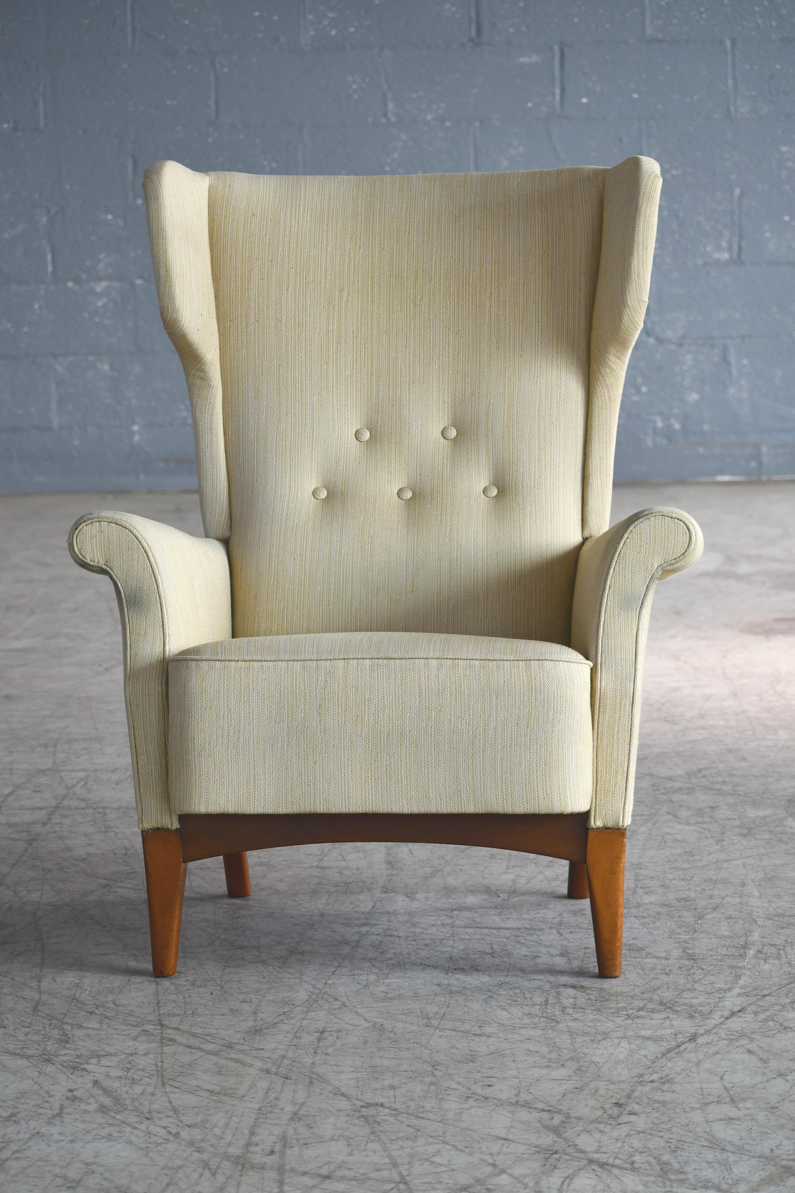 Fantastic Danish midcentury wingback chair model 8023 designed by Fritz Hansen and first seen in Fritz Hansen's 1951 catalog. Very elegant design with a slim silhouette and a strong modern design presence. Strong and sturdy construction and overall