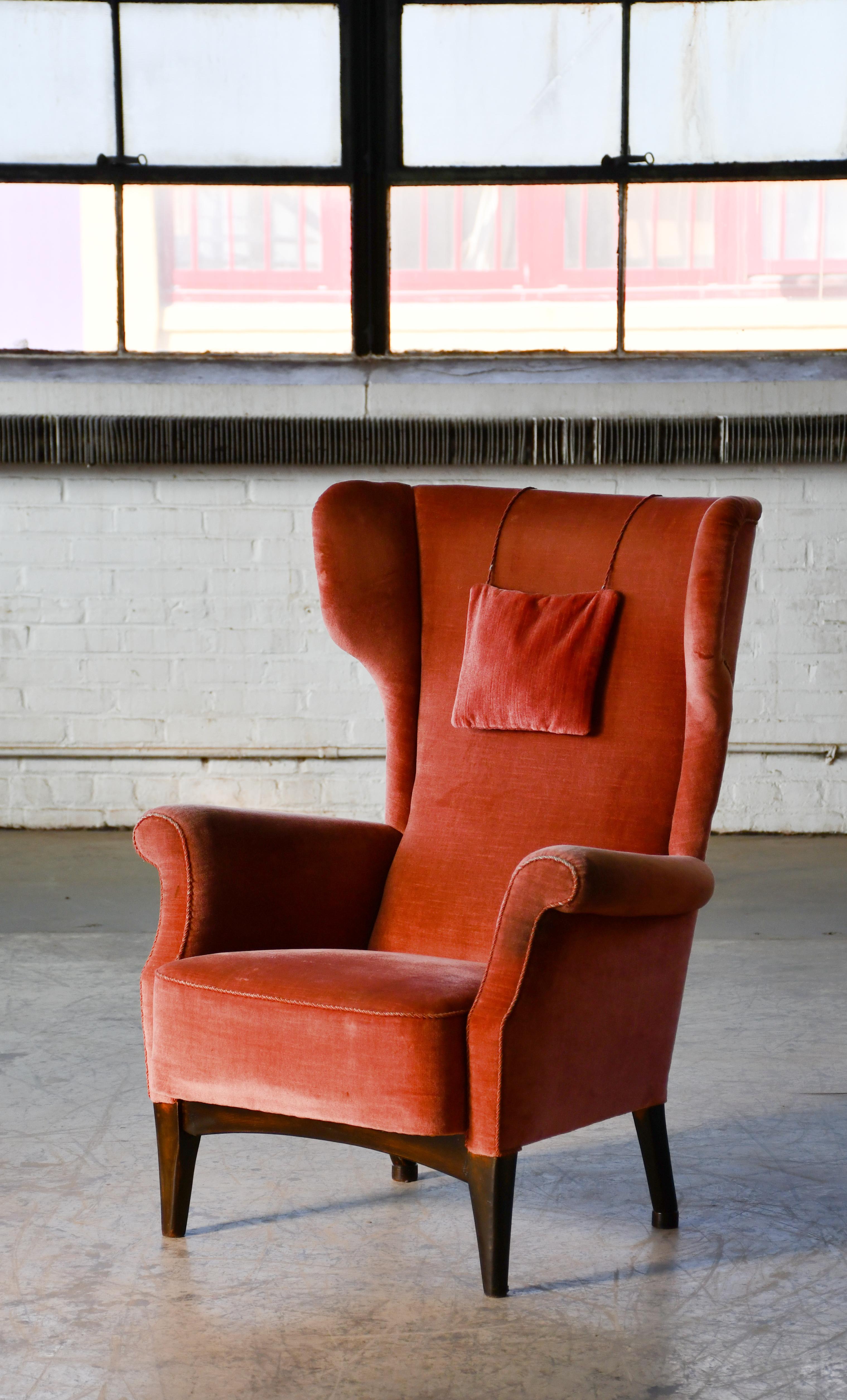 Fantastic Danish midcentury wingback chair model 8023 designed by Fritz Hansen and first seen in Fritz Hansen's 1951 catalog. Very elegant design with a slim silhouette and a strong modern design presence. Strong and sturdy construction and overall