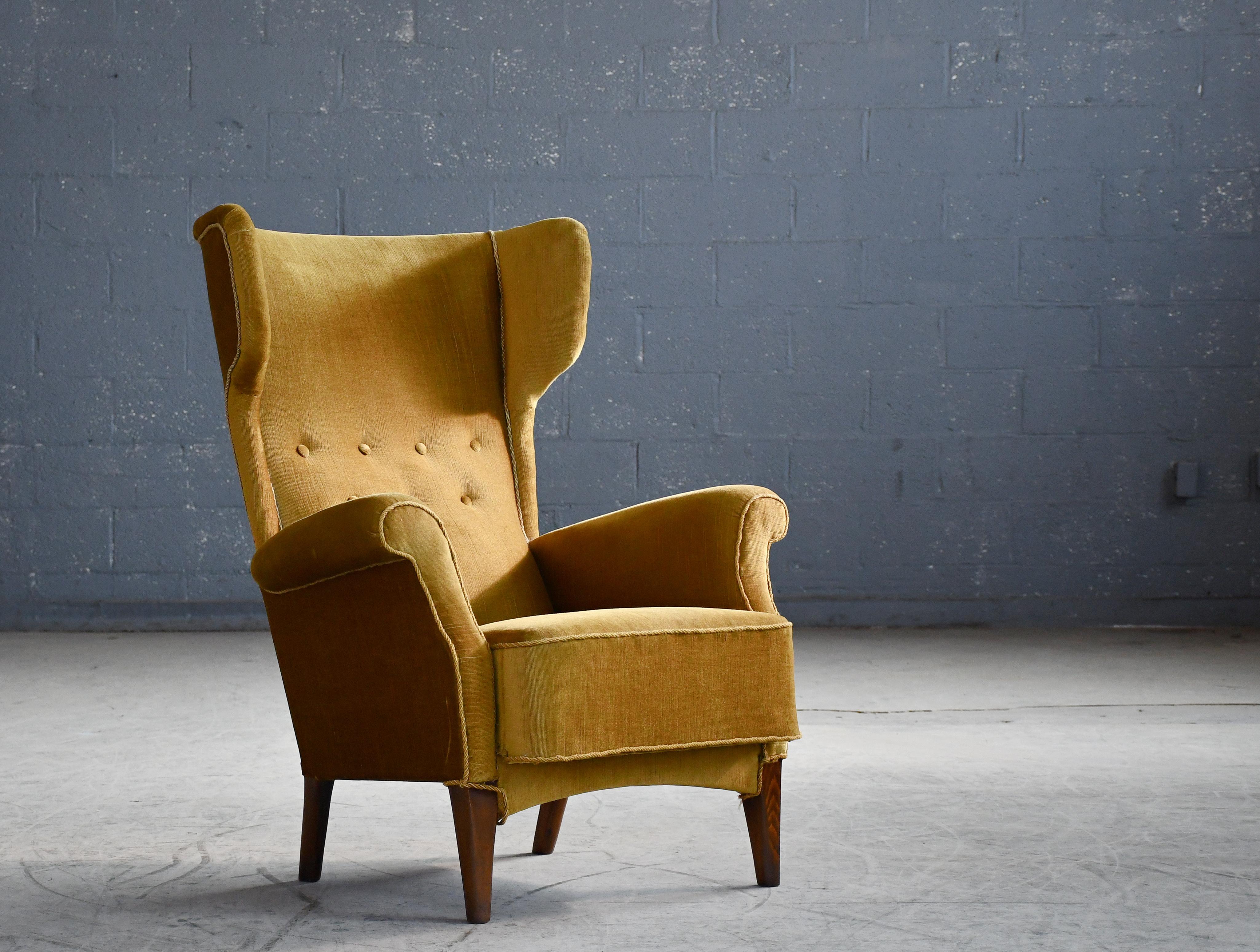 Fantastic Danish midcentury wingback chair model 8023 designed by Fritz Hansen and first seen in Fritz Hansen's 1951 catalog. Very elegant design with a slim silhouette and a strong modern design presence. Strong and sturdy construction and overall
