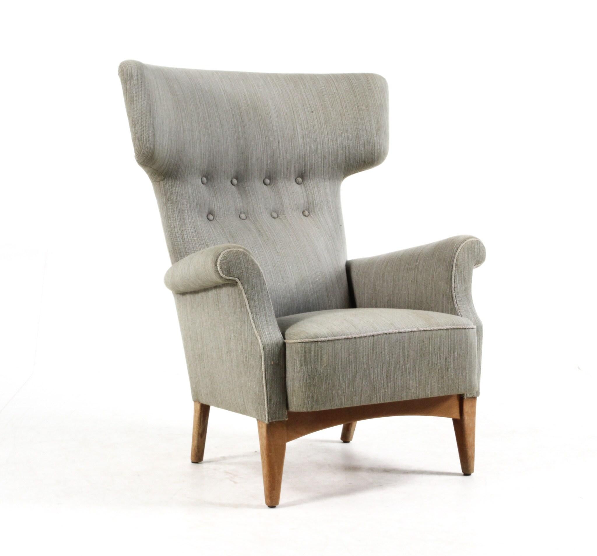 Fantastique chaise à oreilles danoise du milieu du siècle, modèle 8023, conçue par Fritz Hansen et présentée pour la première fois dans le catalogue de 1951 de Fritz Hansen. Design très élégant avec une silhouette élancée et une forte présence du