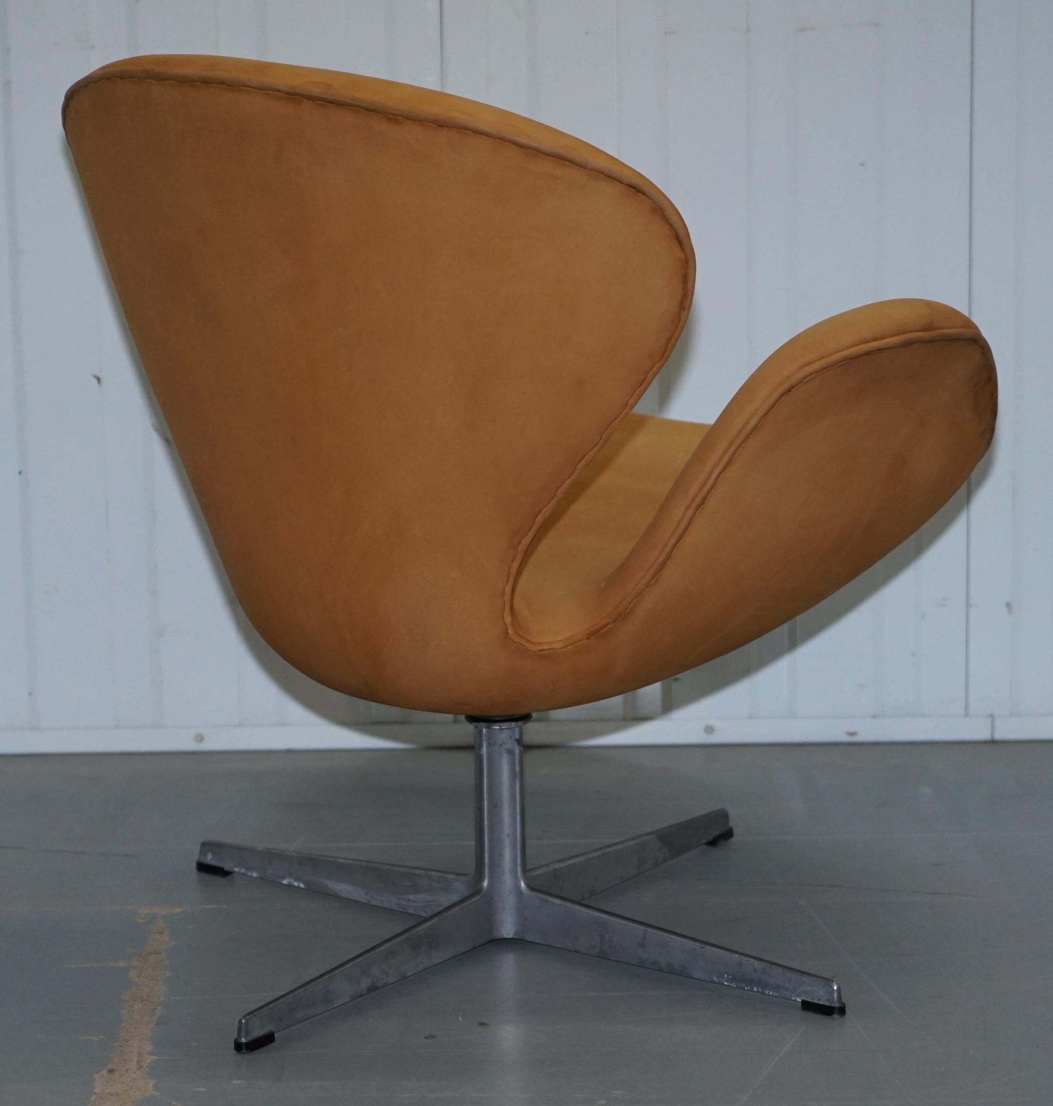 Fritz Hansen 1976 Swan Armchair & Matching Egg Footstool Brown Suede Leather For Sale 1
