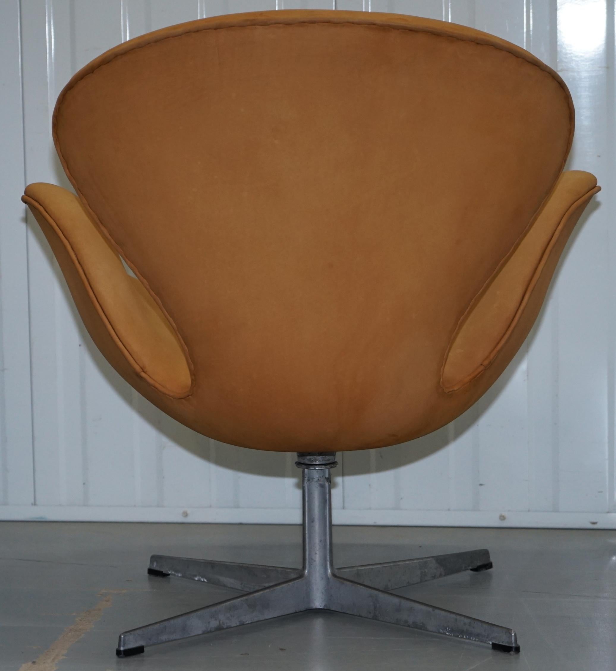 Fritz Hansen 1976 Poltrona Cigno e poggiapiedi Uovo abbinati Pelle scamosciata marrone 3