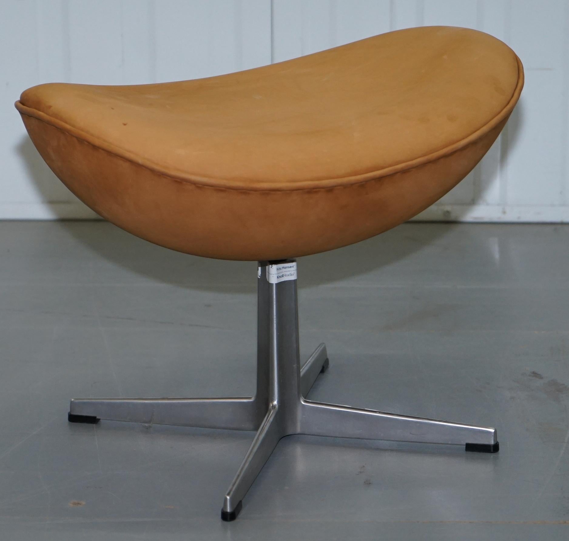 Fritz Hansen 1976 Poltrona Cigno e poggiapiedi Uovo abbinati Pelle scamosciata marrone 8