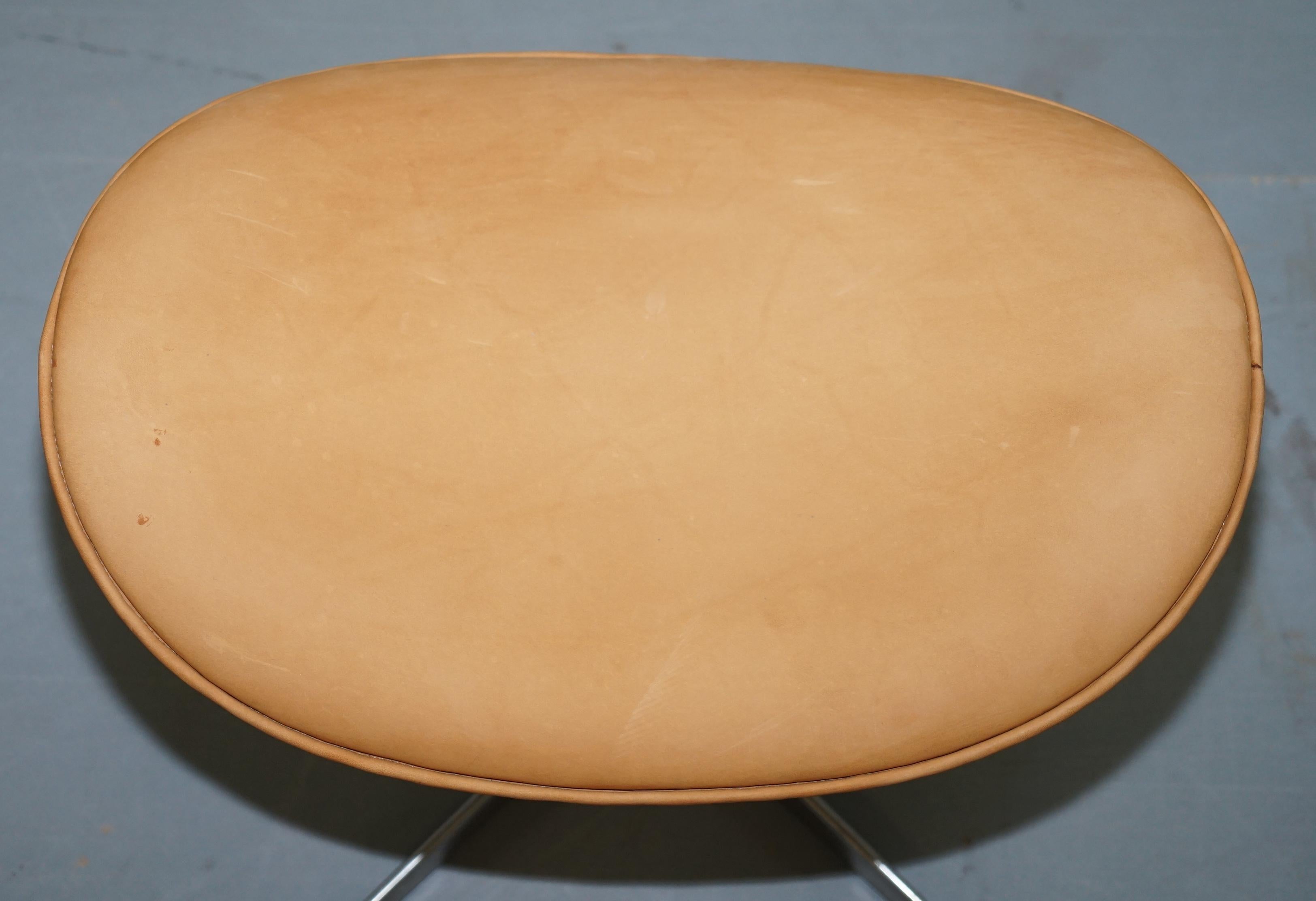 Fritz Hansen 1976 Poltrona Cigno e poggiapiedi Uovo abbinati Pelle scamosciata marrone 10