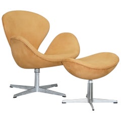 Fritz Hansen 1976 Sillón Swan y Reposapiés Egg a juego Piel de ante marrón