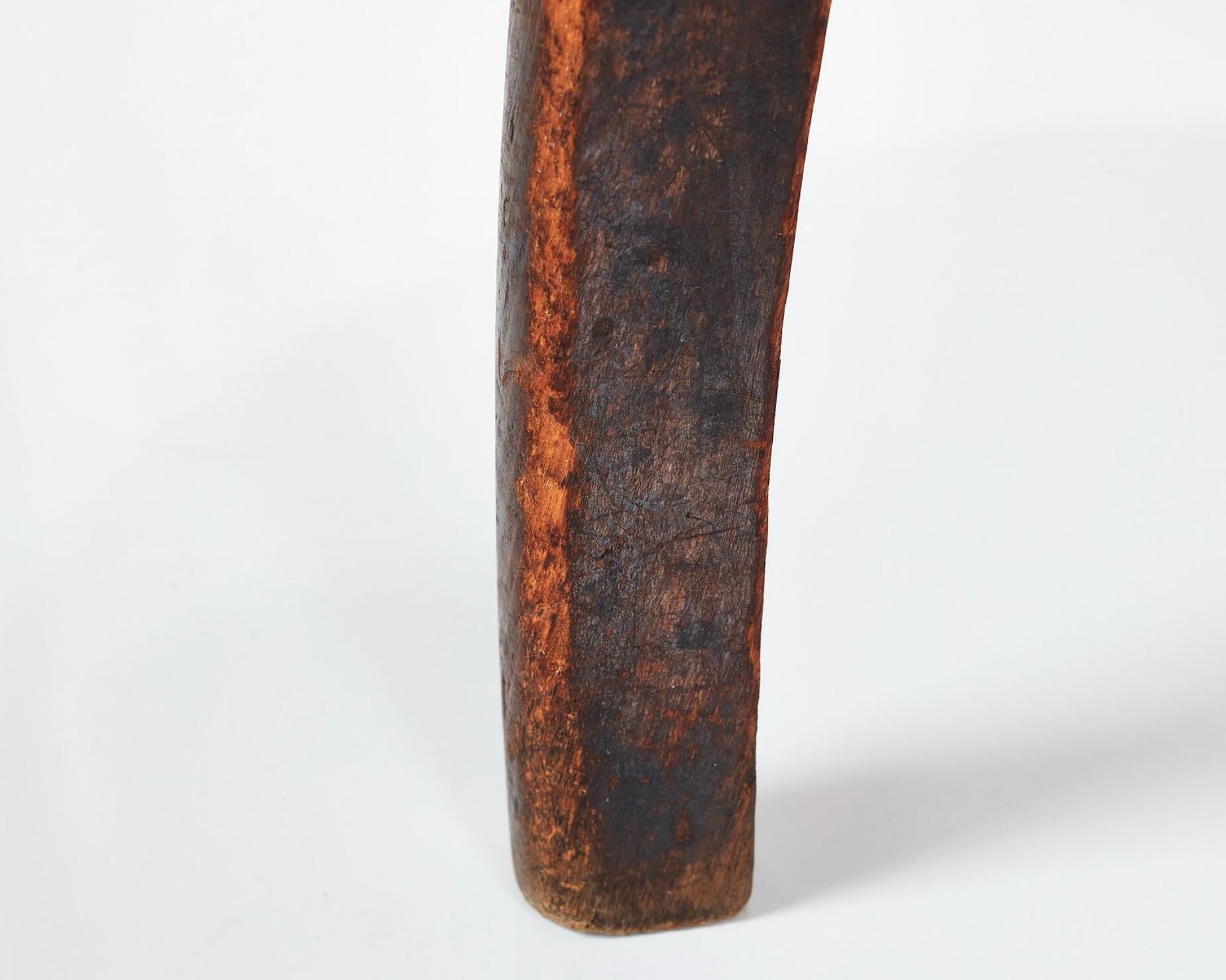 Ces tabourets Fritz Hansen de 1940, fabriqués en acajou et en cuir, sont des exemples précoces de l'excellence du design danois. Leurs lignes courbes et épurées et leur forme minimaliste témoignent de l'importance accordée à l'époque à la