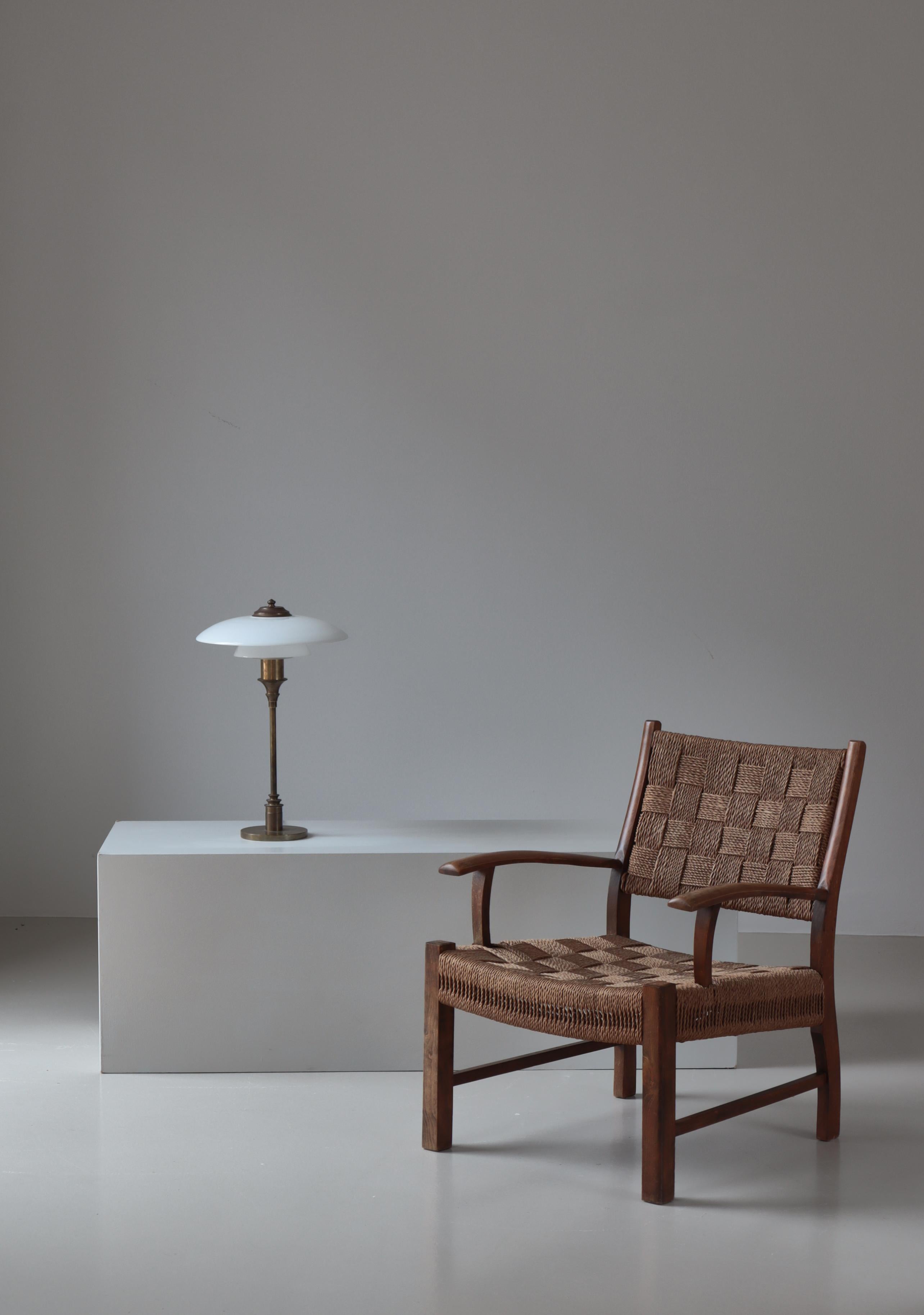 Seltener Sessel der frühen Moderne, hergestellt bei Fritz Hansen, Kopenhagen in den 1930er Jahren. Entworfen von Karl Schröder. Hergestellt aus massivem Buchenholz und gewebtem Seegras. Die Schlichtheit und ehrliche Eleganz dieses schönen Modells in