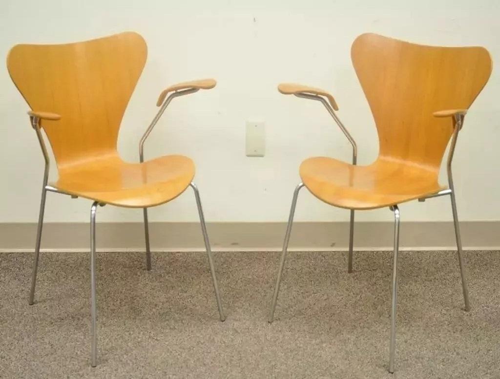 Fritz Hansen Arne Jacobsen Knoll Serie 7 Poltrone Danesi Moderne in Teak (A) - Coppia. L'articolo è dotato di etichette del produttore che si trovano sul lato inferiore di ogni sedia. La vendita attuale è di circa 1.247 dollari per sedia. Circa alla