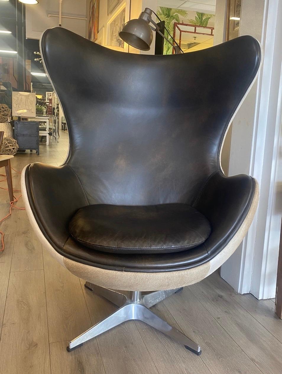 Fritz Hansen Arne Jacobsen Styled Egg Chair with Dark Leather and Pony Hair In Distressed Condition In West Hartford, CT
