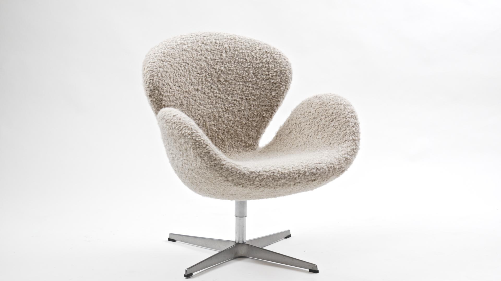 Production en 2005 de l'emblématique chaise Swan d'Arne Jacobsen, conçue pour l'hôtel SAS de Copenhague. Arne a conçu tous les meubles, le bâtiment lui-même, et n'a commandé que des œuvres d'art à quelqu'un d'autre. Le fauteuil en forme d'œuf et le