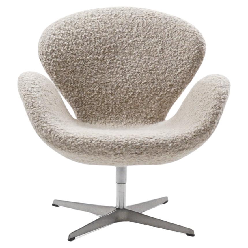Fritz Hansen - Arne Jacobsen Swan Chair - Holly Hunt Alpaca Upholstery For Sale