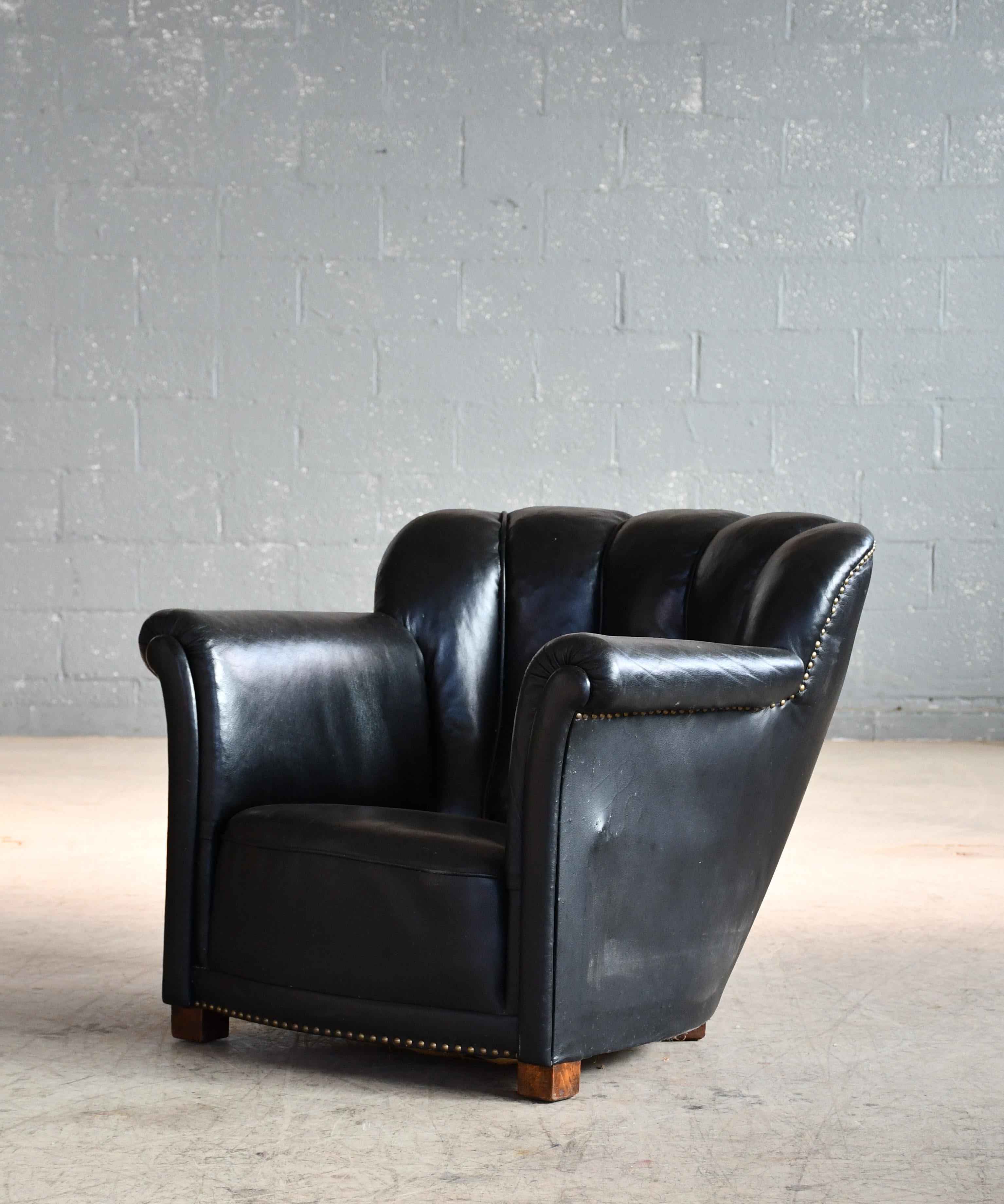 Fritz Hansen Attributed 1940s Danish Channel Back Lounge Chair in Black Leather In Good Condition In Bridgeport, CT