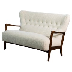 Sofa ou canapé des années 1940 attribué à Fritz Hansen avec accoudoirs ouverts et laine d'agneau