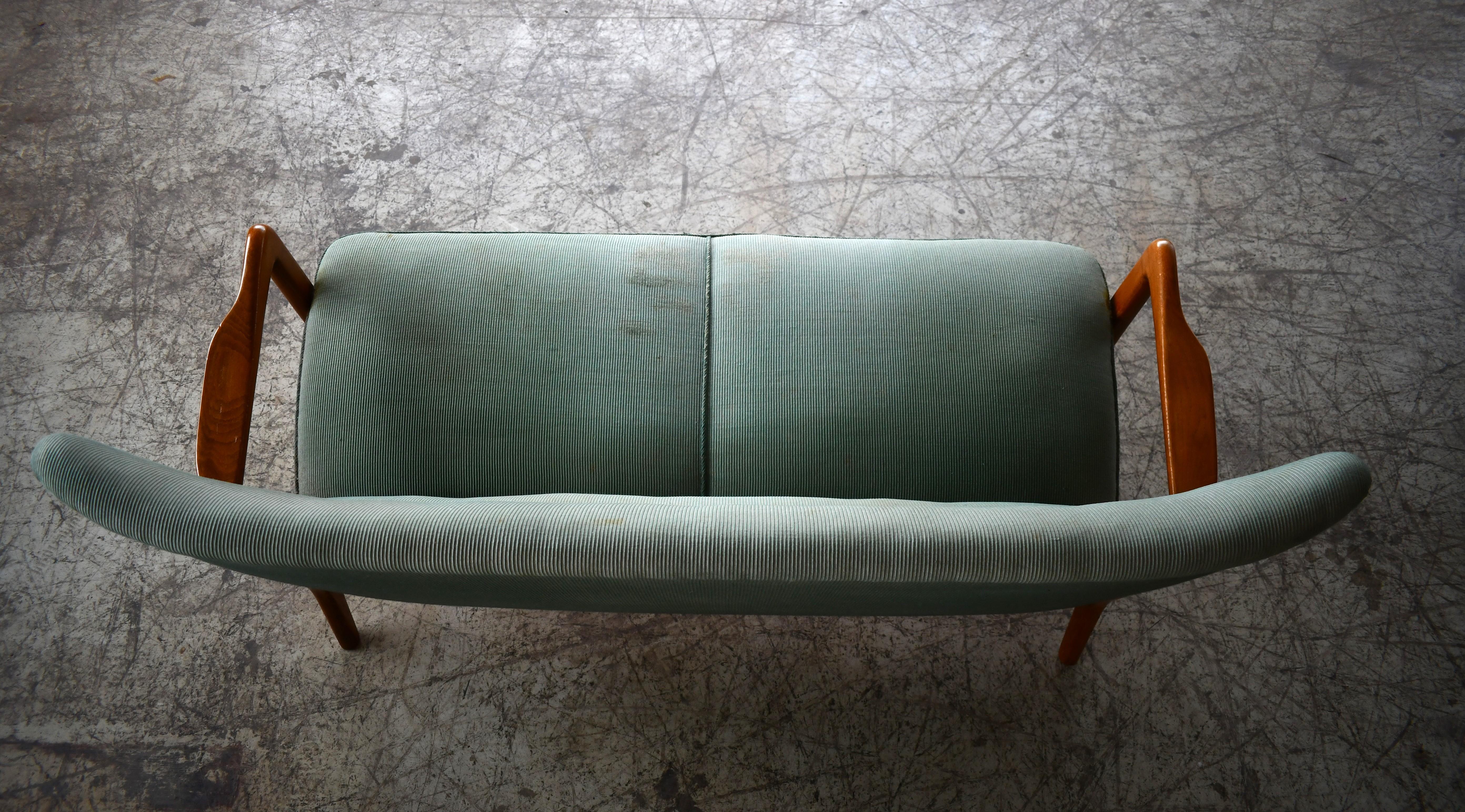Canapé ou sofa attribué à Fritz Hansen des années 1940 avec accoudoirs ouverts  en vente 3