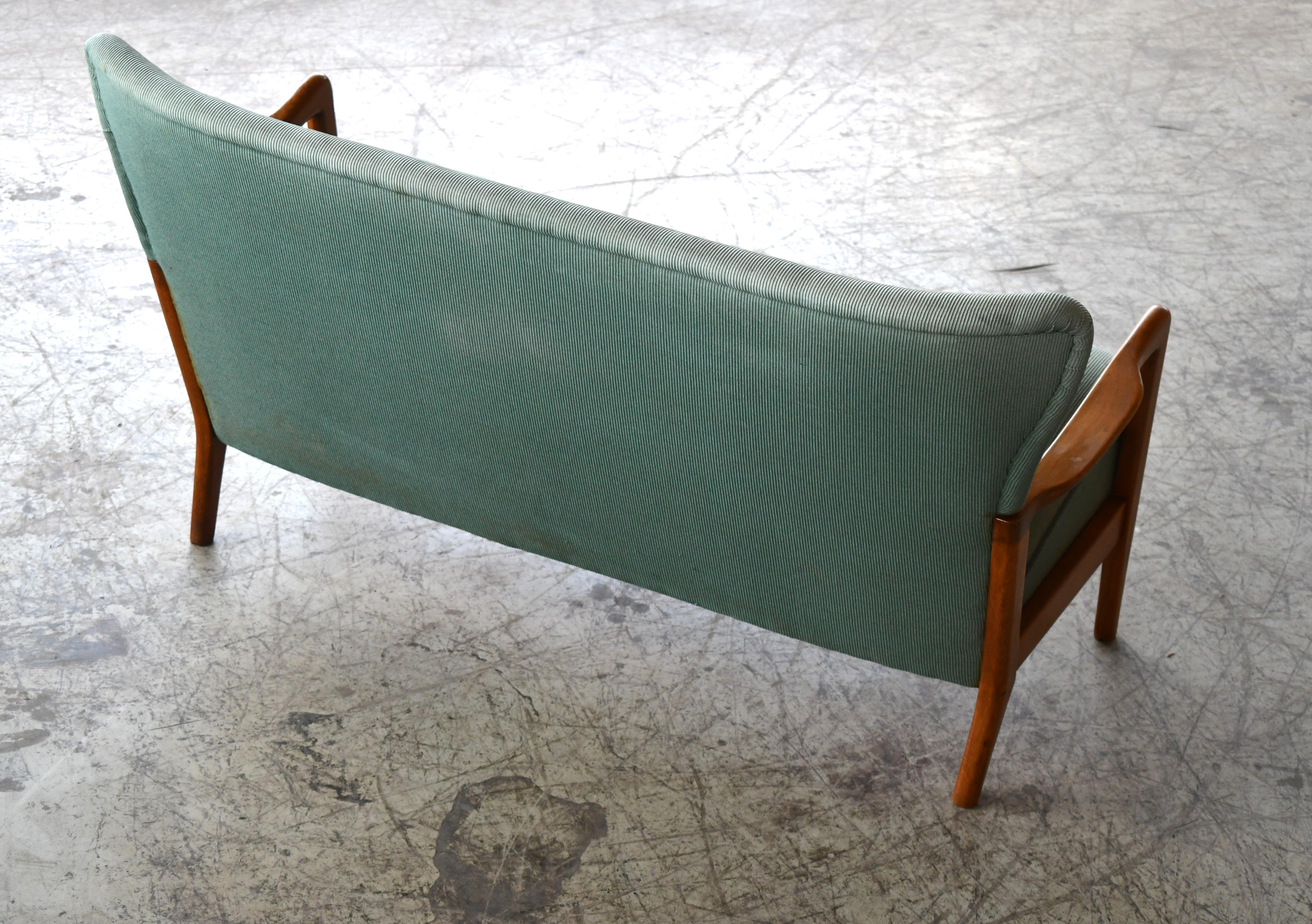 Canapé ou sofa attribué à Fritz Hansen des années 1940 avec accoudoirs ouverts  en vente 4